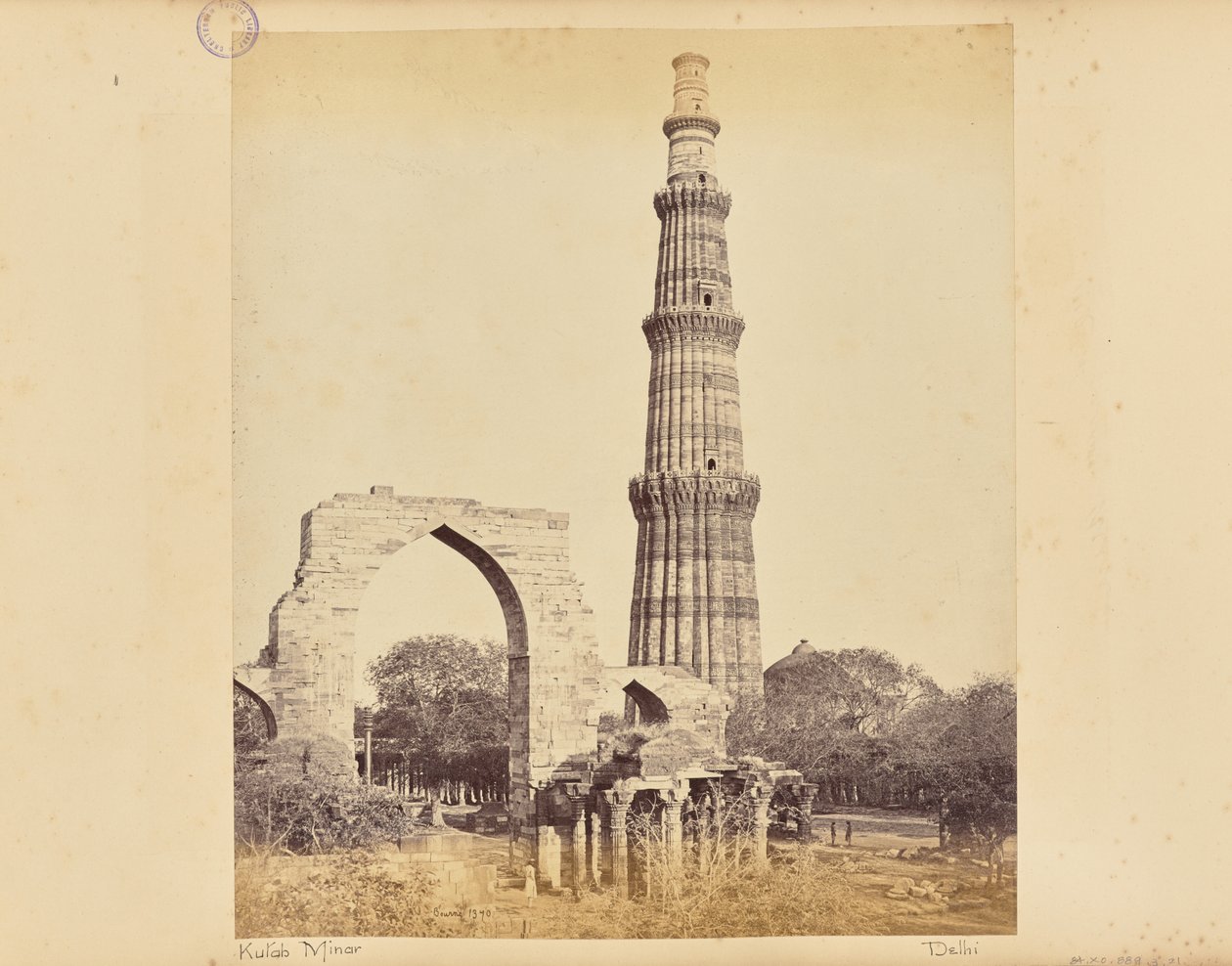 Delhi; Qutb Minar ja Suuri kaari lännestä nähtynä tekijältä Samuel Bourne