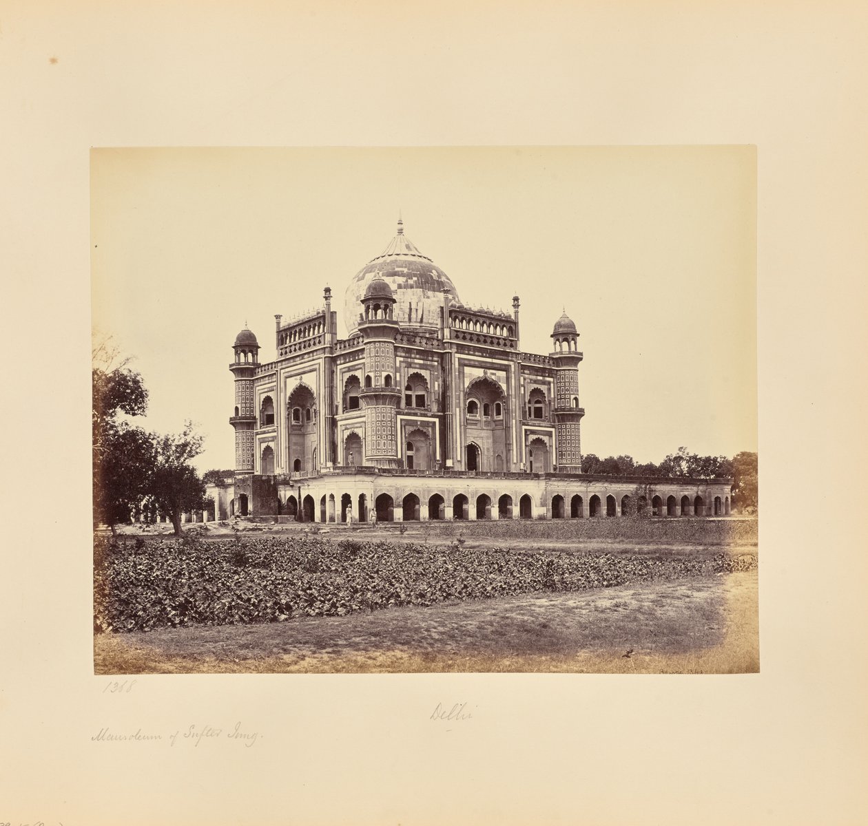 Delhi; Safdarjungin mausoleumi tekijältä Samuel Bourne