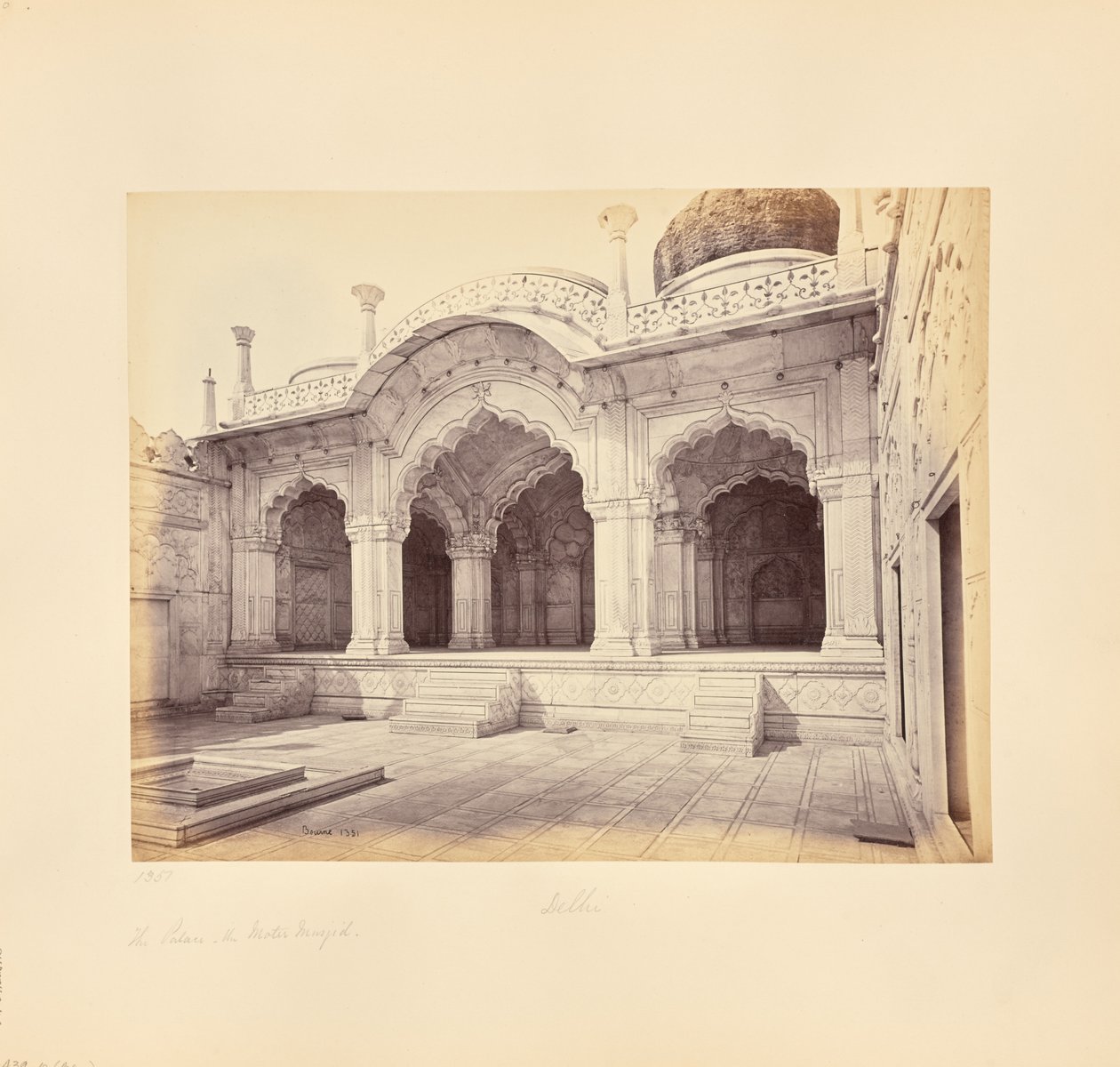 Delhi; palatsi, Motee Musjid (Helmimoskeija) tekijältä Samuel Bourne
