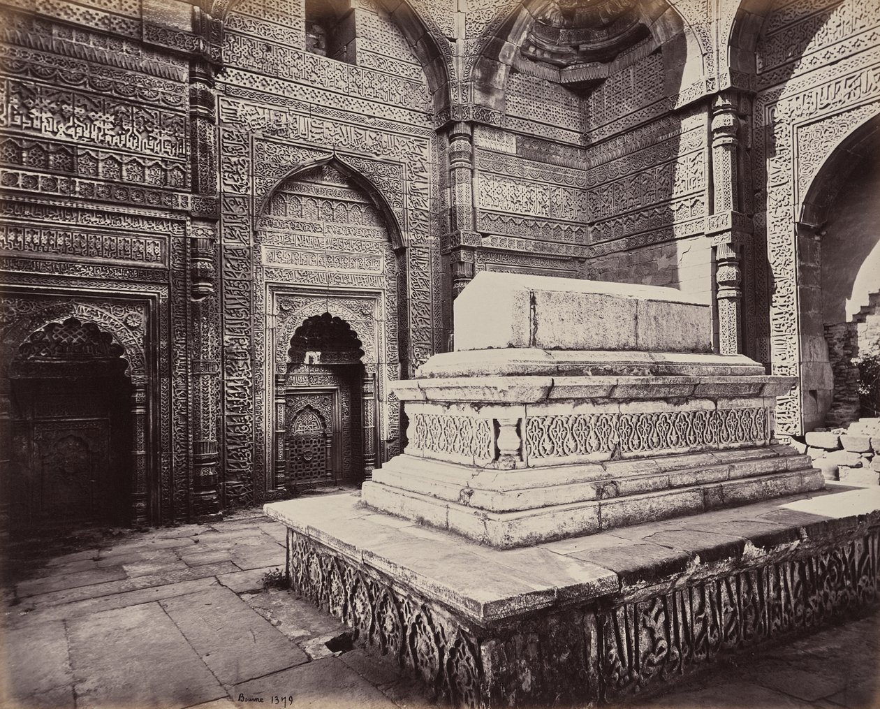 Delhi. Vanhan Delhin raunioissa sijaitseva Kootub Minarin rakentajan, keisari Shums-ood-deen Allomshin hauta tekijältä Samuel Bourne