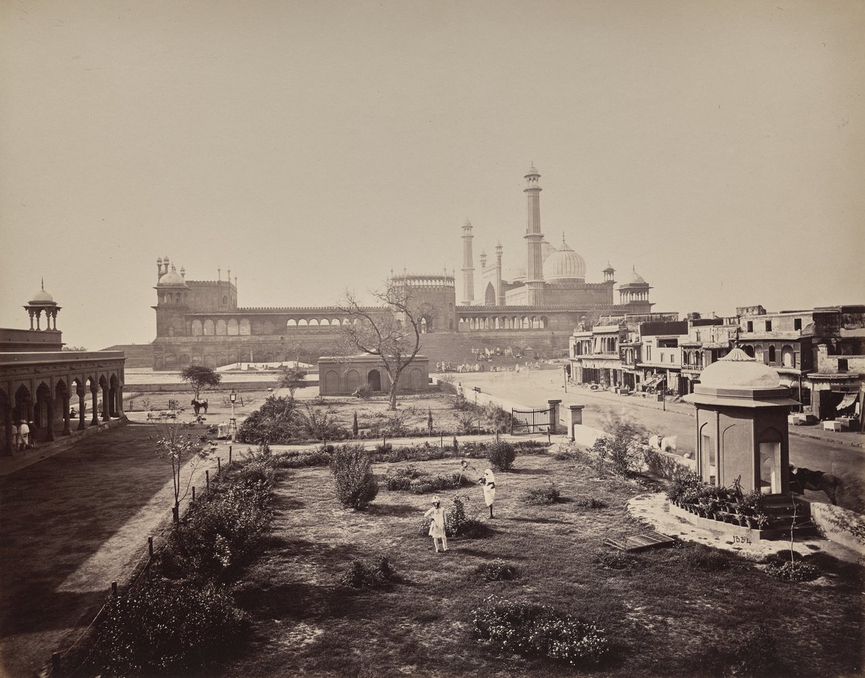 Delhi. Näkymä Jama Masjidin pohjoissivulta, tärkeimmästä muslimien rukouspaikasta tekijältä Samuel Bourne