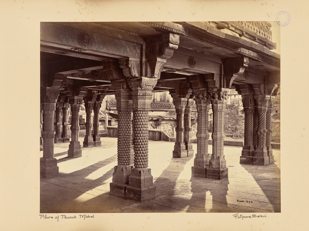 Fatehpur Sikri; veistettyjä pylväitä Panch Mahalissa tekijältä Samuel Bourne