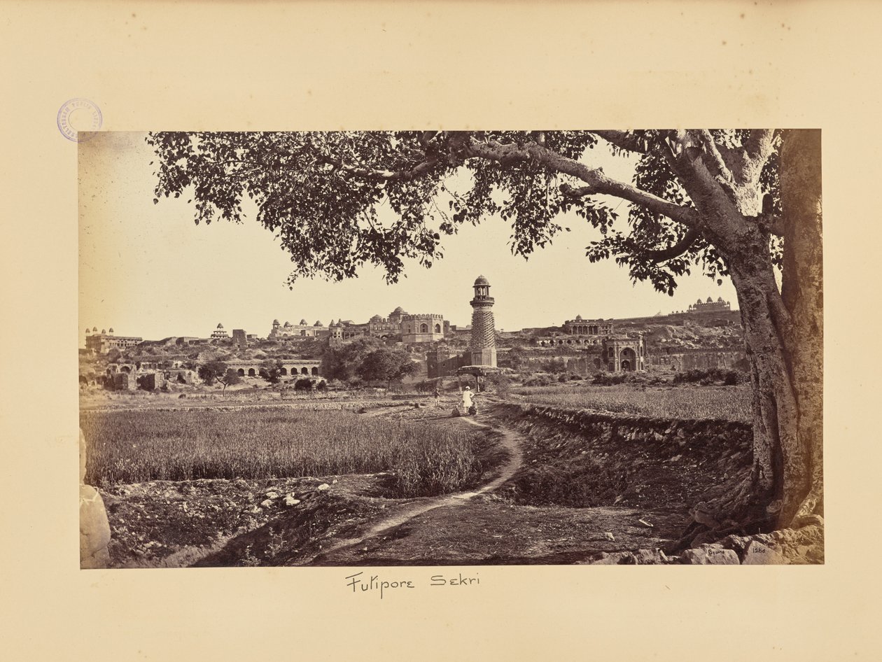 Fatehpur Sikri; yleisnäkymä raunioista (länsipuoli) kukkulan juurelta tekijältä Samuel Bourne
