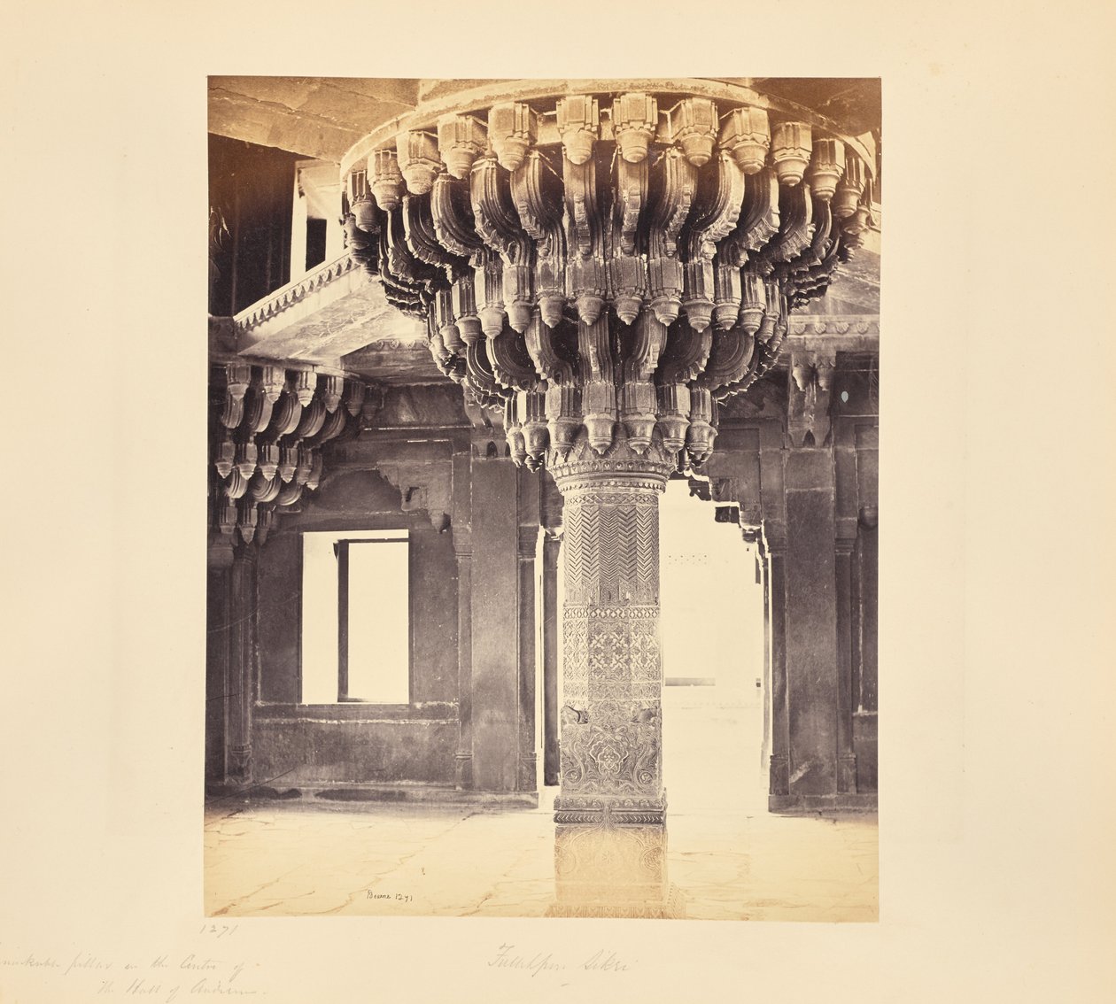 Fatehpur Sikri; huomattava pylväs Diwan-i-Khasin eli vastaanottosalin keskellä tekijältä Samuel Bourne