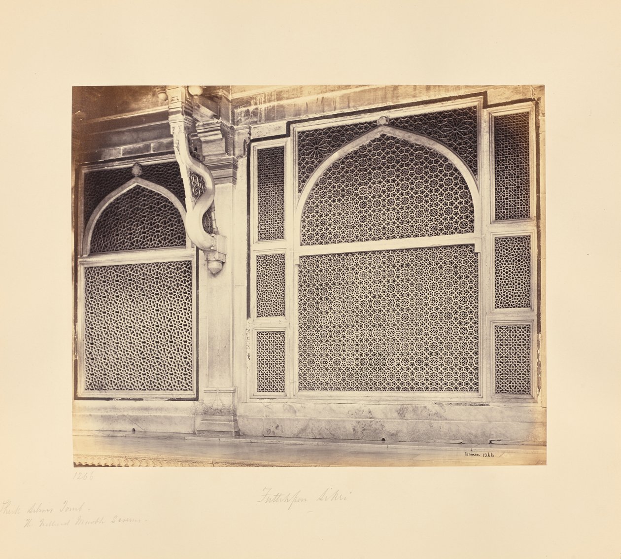 Fatehpur Sikri; kaksi marmorista säleikköä šeikki Salim Chishtin hautamuistomerkissä tekijältä Samuel Bourne