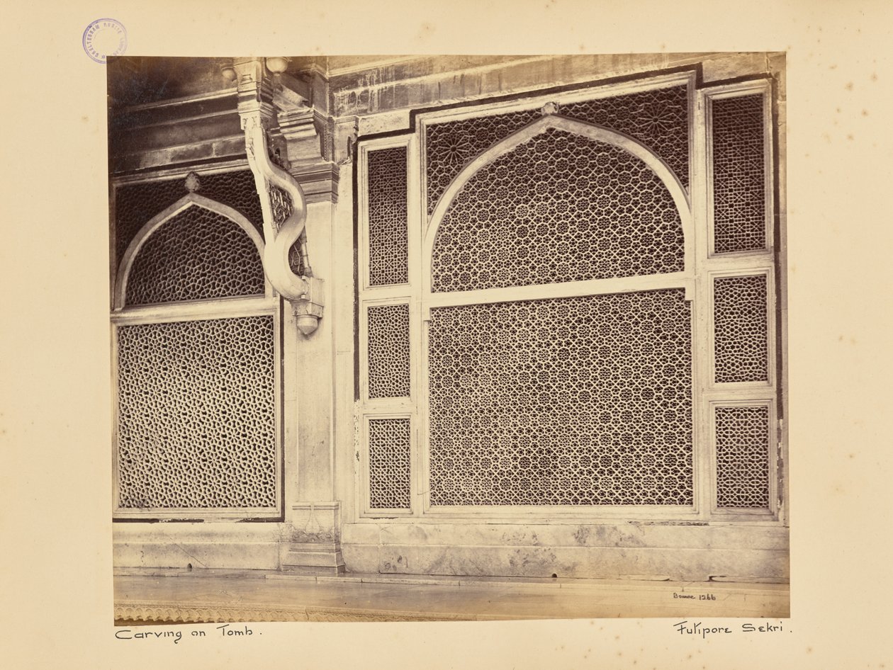 Fatehpur Sikri; kaksi marmorista säleikköä šeikki Salim Chishtin hautakammiossa tekijältä Samuel Bourne