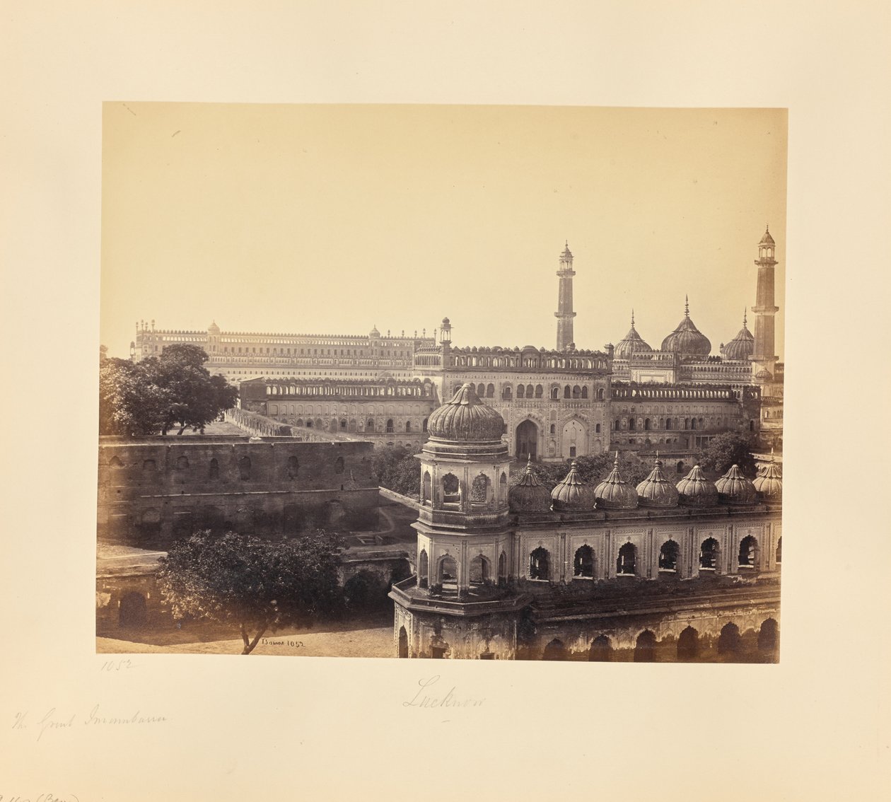 Lucknow: Suuri Imambara ja moskeija tekijältä Samuel Bourne