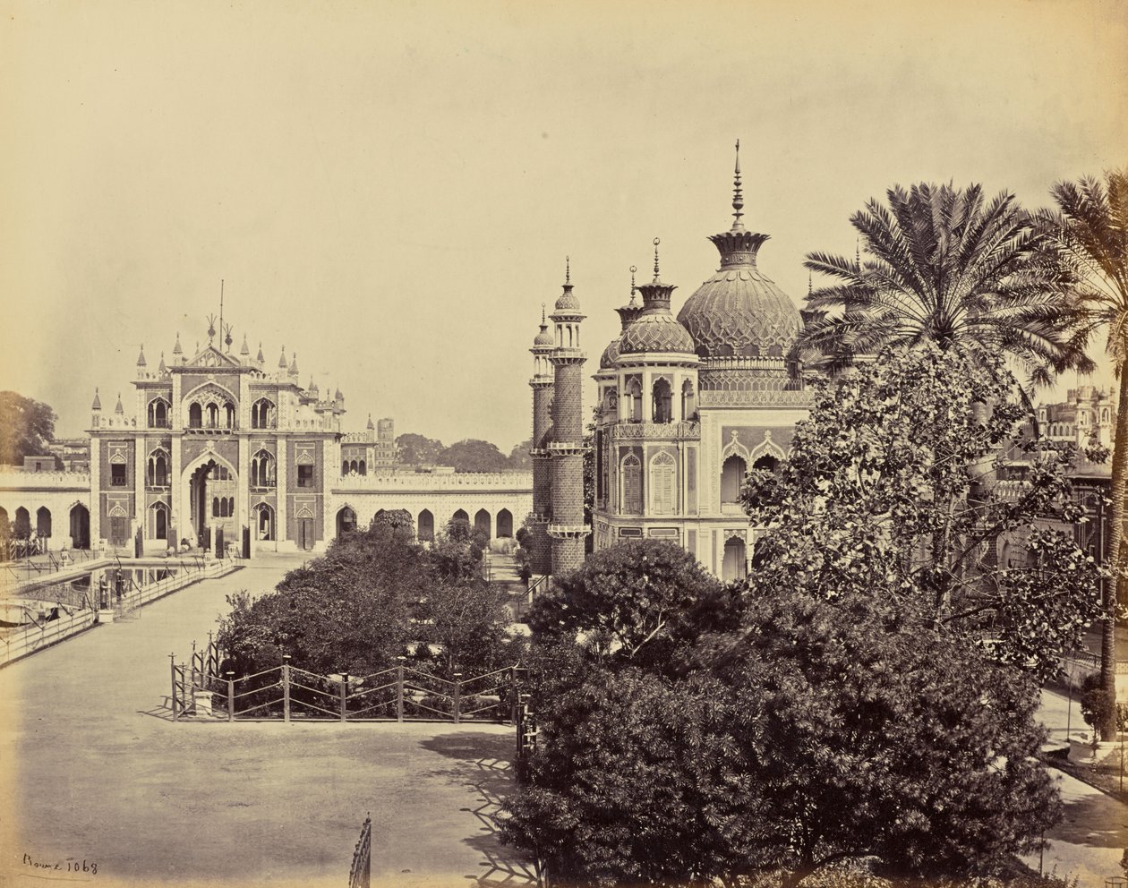 Lucknow; Hooseinabad Emambaran portti ja puutarha tekijältä Samuel Bourne