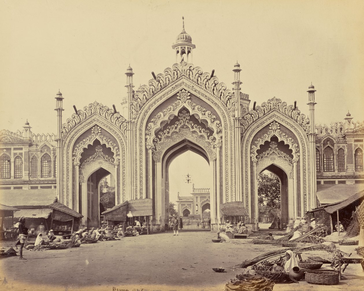 Lucknow; Hooseinabad-basaarin portti tekijältä Samuel Bourne