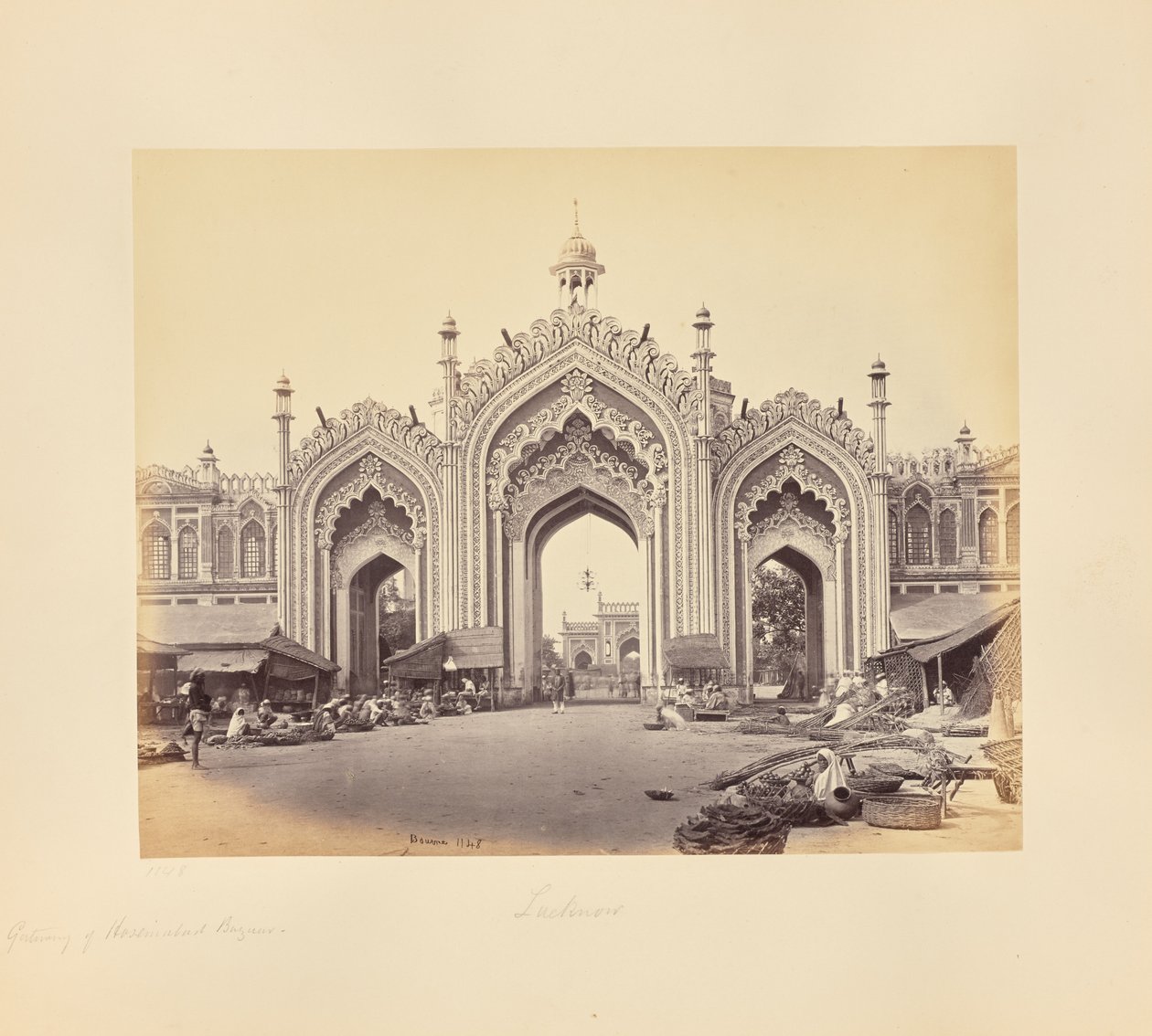 Lucknow; Hooseinabad-basaarin portti tekijältä Samuel Bourne