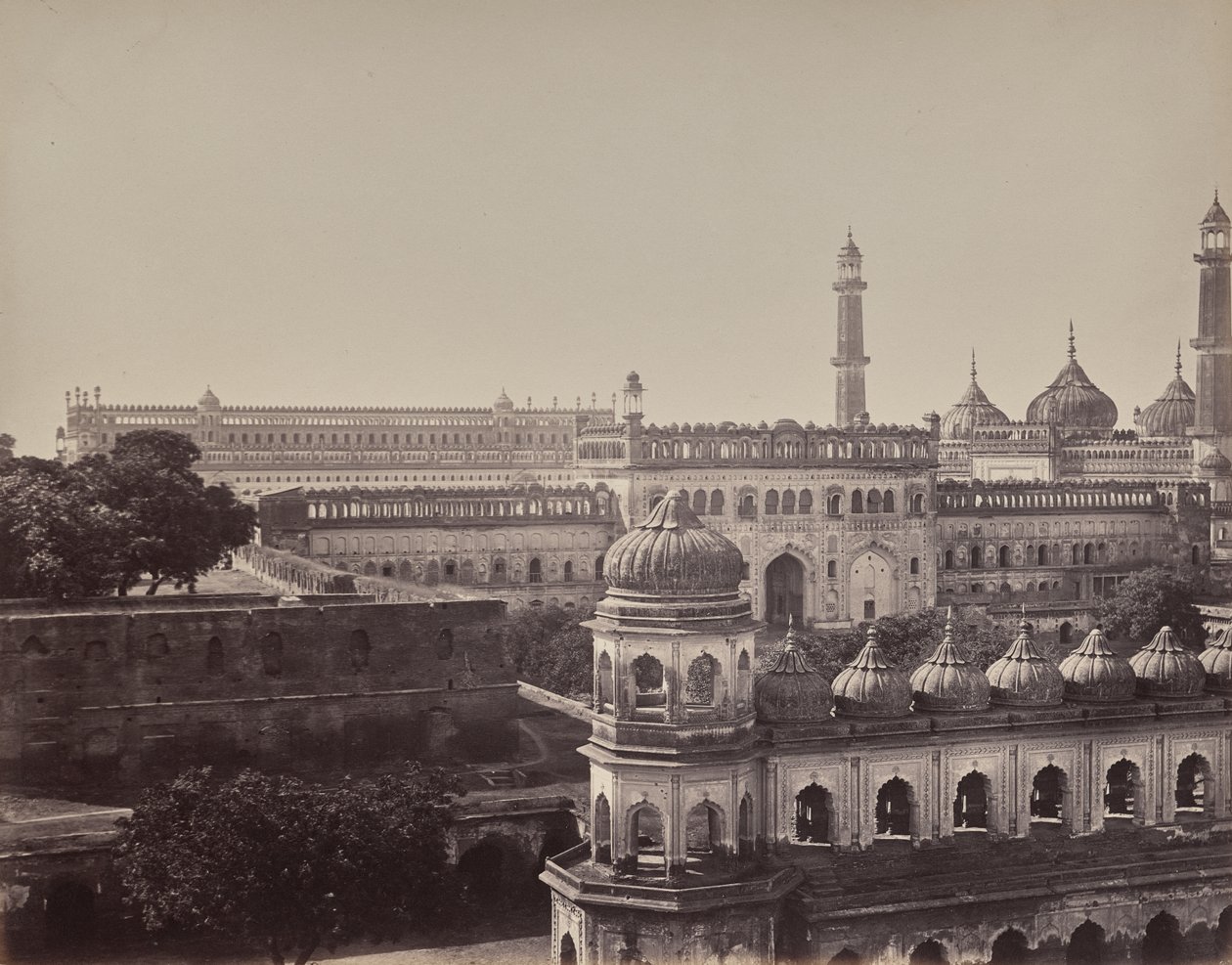 Lucknow. Suuri Imambara ja moskeija tekijältä Samuel Bourne