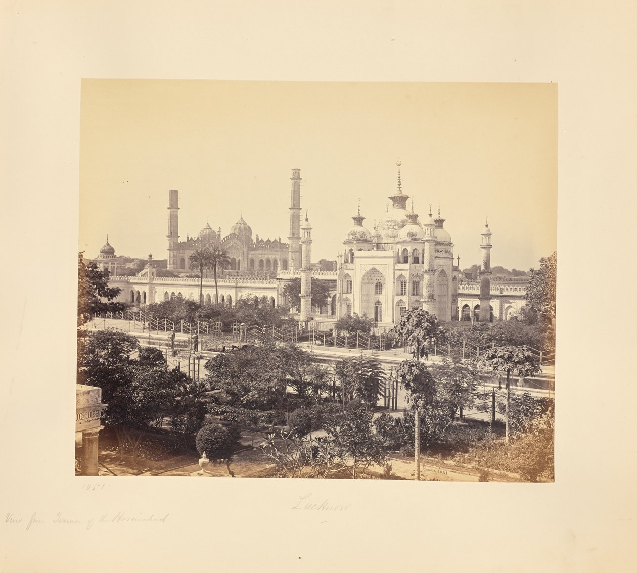 Lucknow; näkymä Hooseinabad Emambaran terassilta tekijältä Samuel Bourne