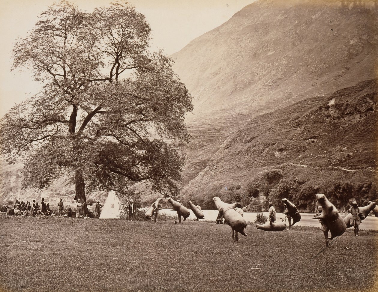 Mussucks ylittäessään Beas-joen Bajouran alla, 1866. tekijältä Samuel Bourne