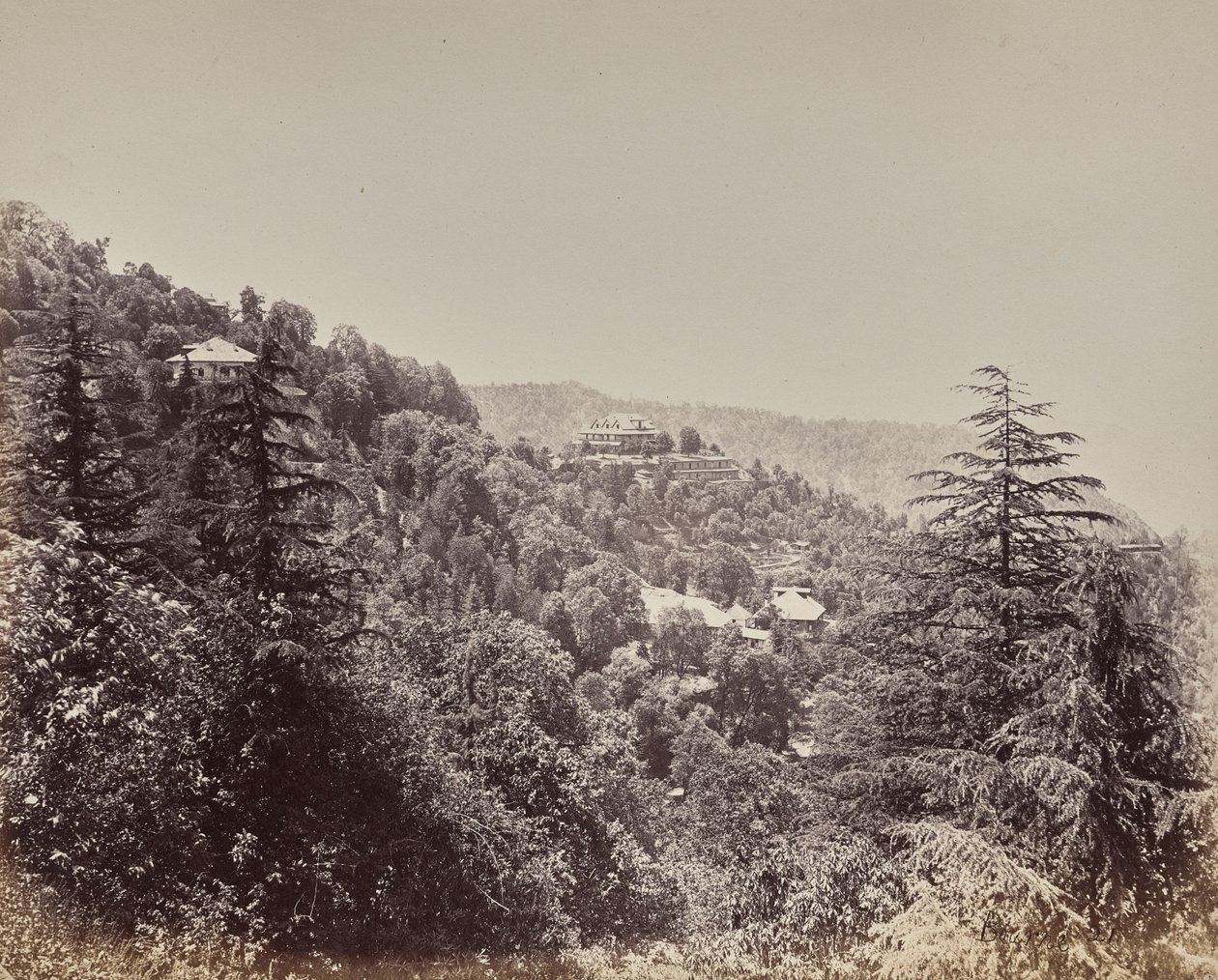Shimla. Yarrows ja ympäröivät kukkulat tekijältä Samuel Bourne