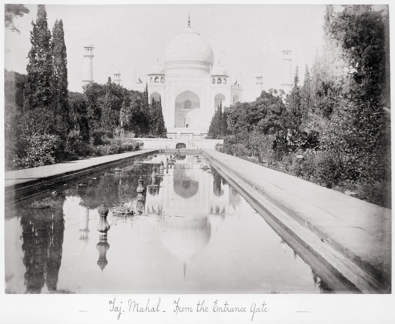 Taj Mahal sisäänkäyntiportilta nähtynä tekijältä Samuel Bourne