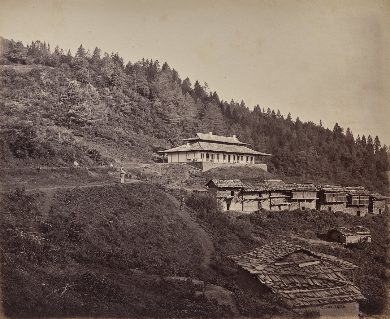 Ylä-Himalaja. Harkundun kylä ja matkailijoiden bungalow lepotalossa tekijältä Samuel Bourne