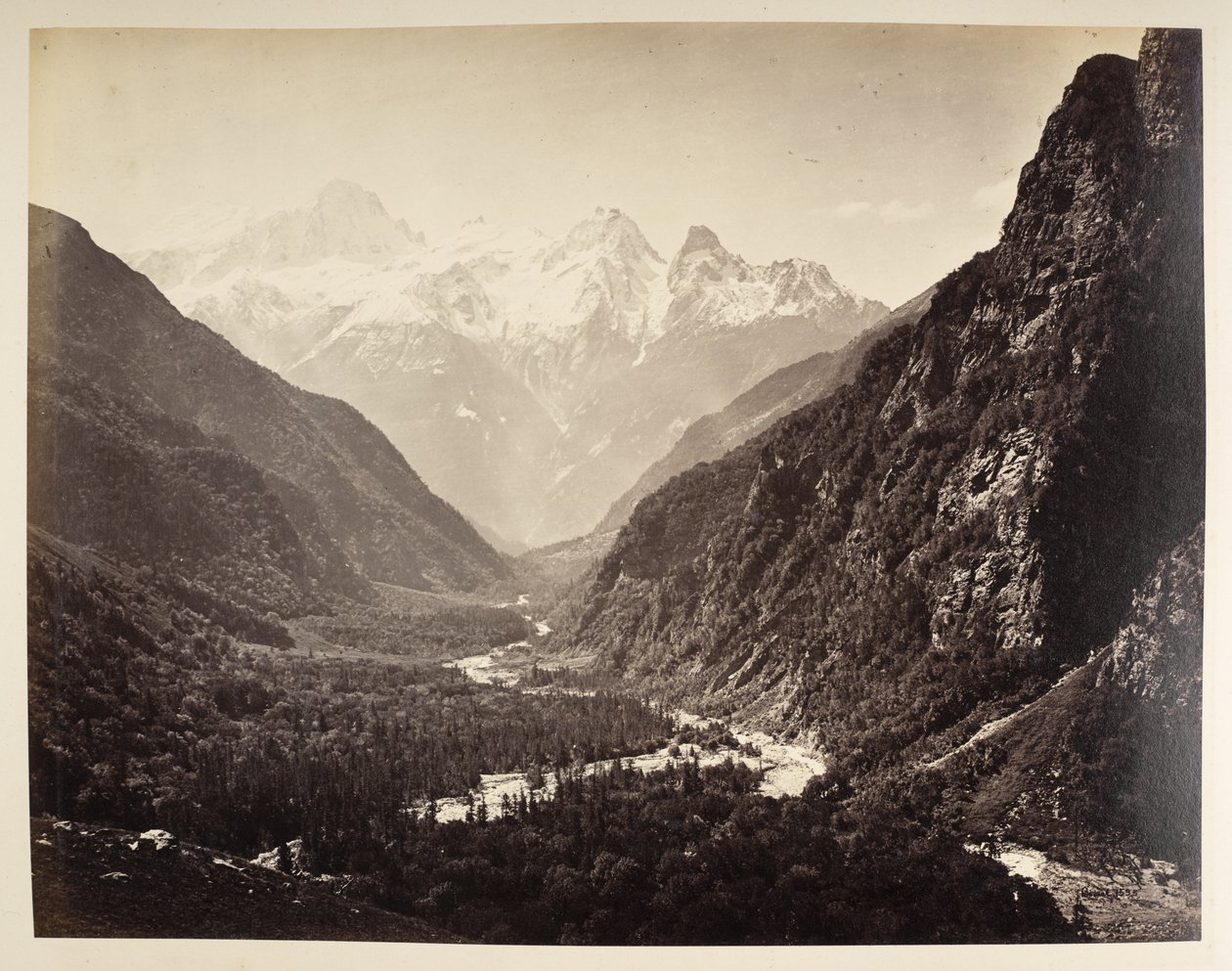 Näkymä alas joen rotkoon ja puiden reunustamalle luonnolliselle kalliokaarille Gangesille Bhaironghatissa. Valokuvien albumi Intiasta, pääosin Samuel Bourne1866 tekijältä Samuel Bourne