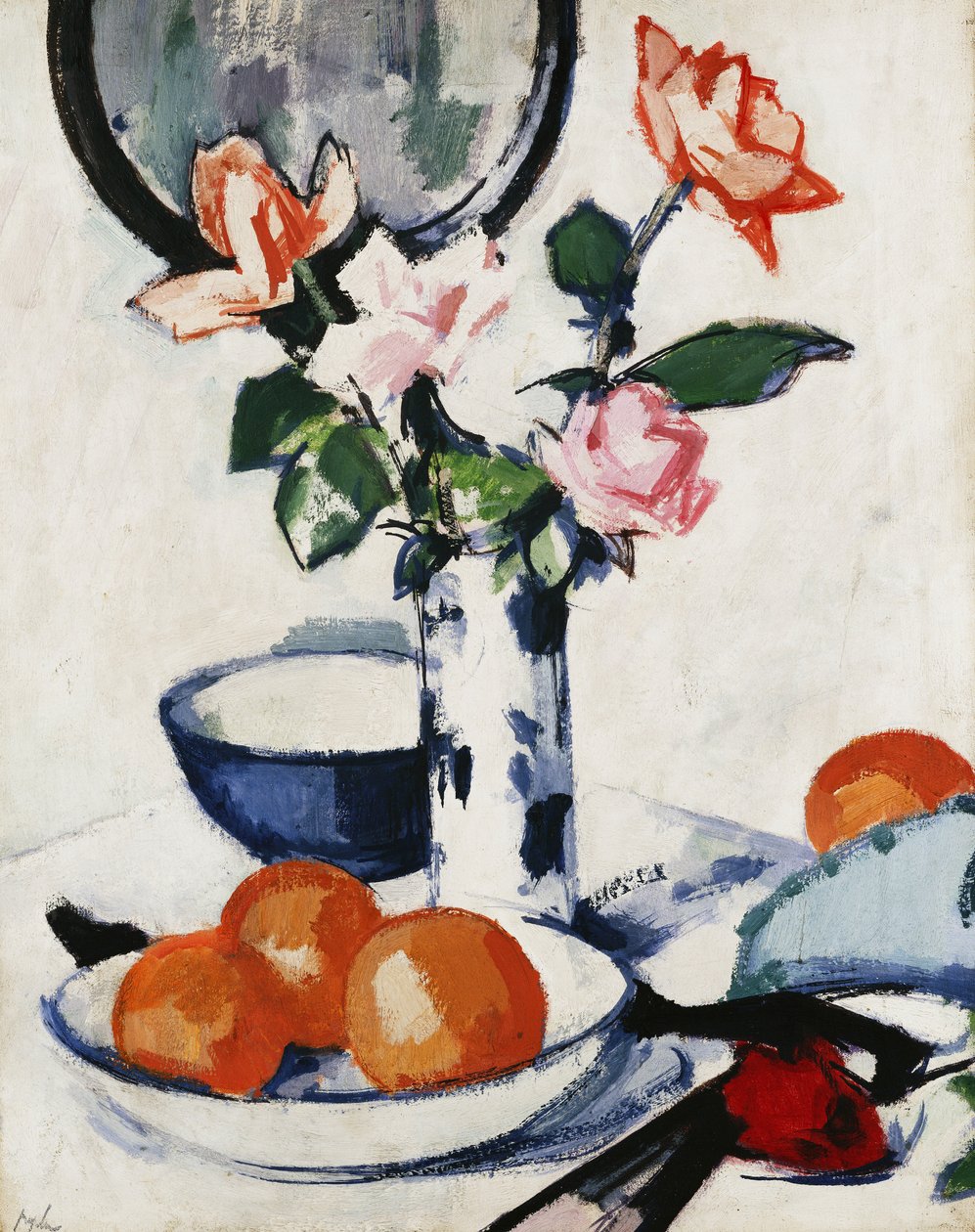 Vaaleanpunaisia ja mandariiniruusuja sinivalkoisessa dekantterimaljakossa, appelsiineja kulhossa ja mustassa tuulettimessa, c. 1924 tekijältä Samuel John Peploe
