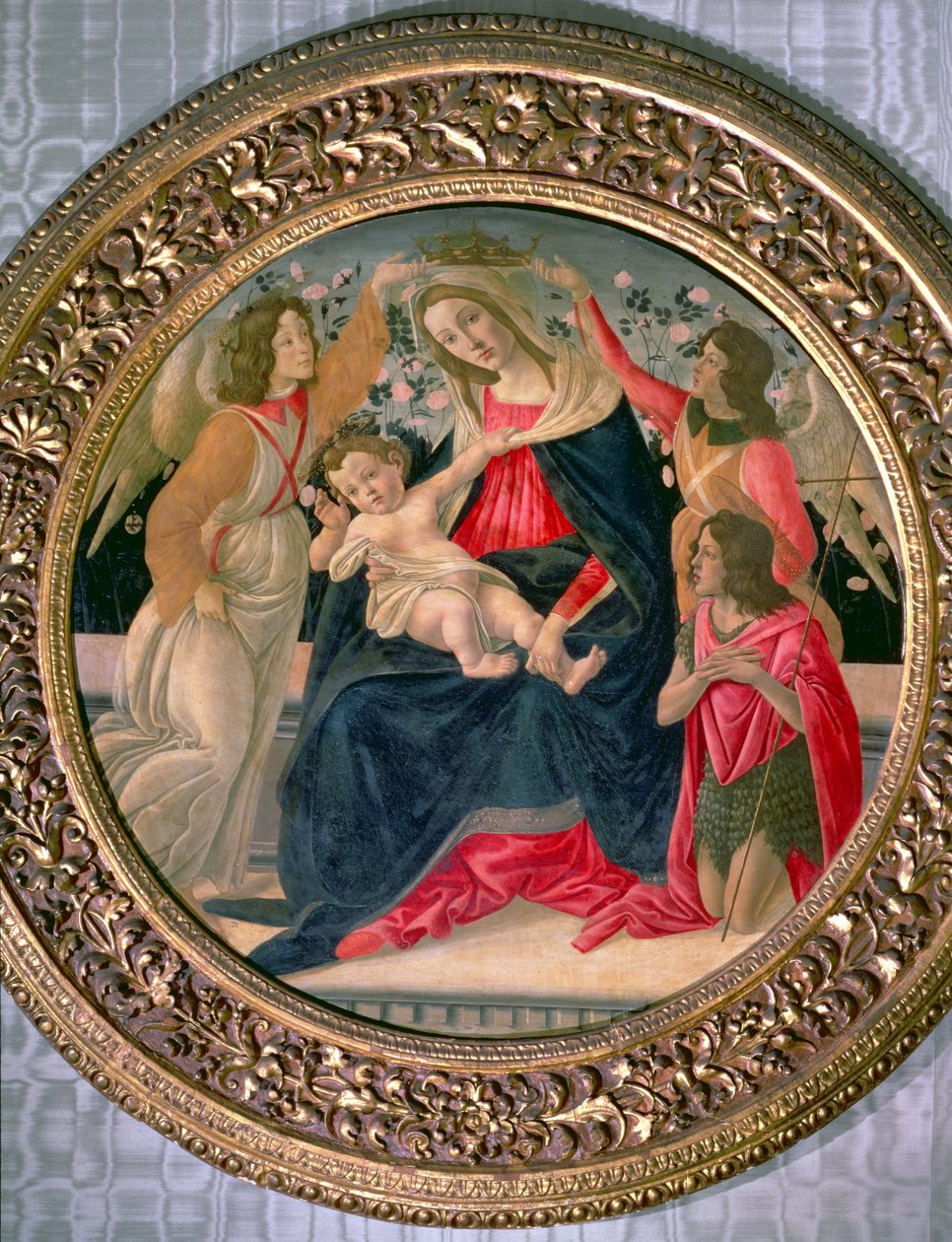 Madonna ja lapsi enkelien ja Pyhän Johanneksen kanssa (tempera paneelissa) tekijältä Sandro Botticelli