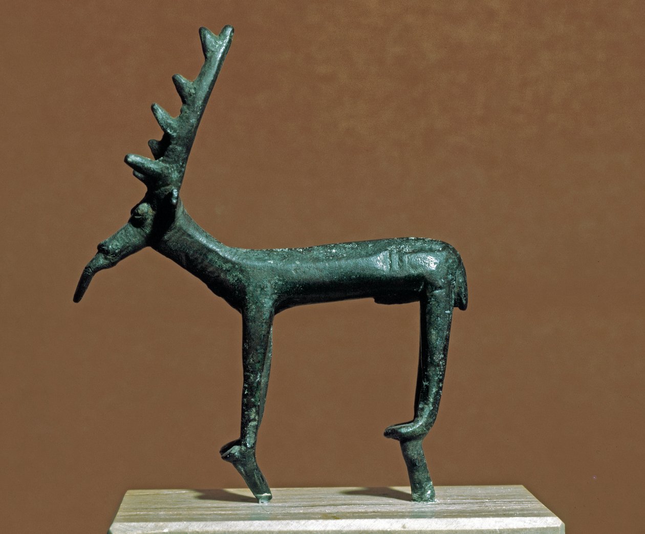Nuraginen kulttuuri (nuraghi) Sardinia: Iglesias-hirven pronssinen patsas. 8.-7. vuosisadalla eKr. Cagliari, Kansallinen arkeologinen museo, Sardinia, Italia tekijältä Sardinia Nuragic Civilization