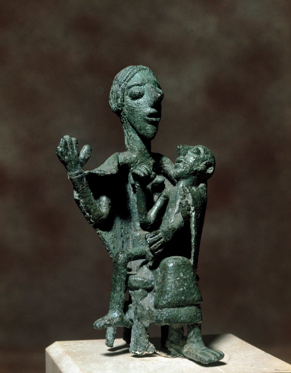 Nuraginen kulttuuri (nuraghi) Sardinia: Äitijumalattaren pronssinen patsas poikansa kanssa. 8.-7. vuosisadalla eKr. Cagliari, Kansallinen arkeologinen museo, Sardinia, Italia tekijältä Sardinia Nuragic Civilization