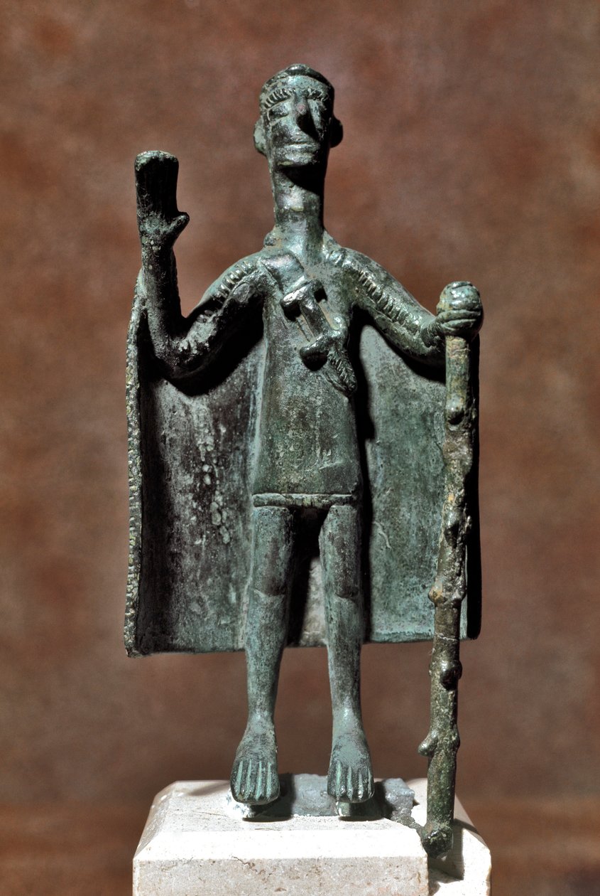 Nuragic kulttuuri (nuraghi) Sardinia: pronssinen patsas matkustajasta pitelemässä keppiä ja peitetty viittalla. 8.-7. vuosisadalla eKr. Cagliari, Kansallinen arkeologinen museo, Sardinia, Italia tekijältä Sardinia Nuragic Civilization