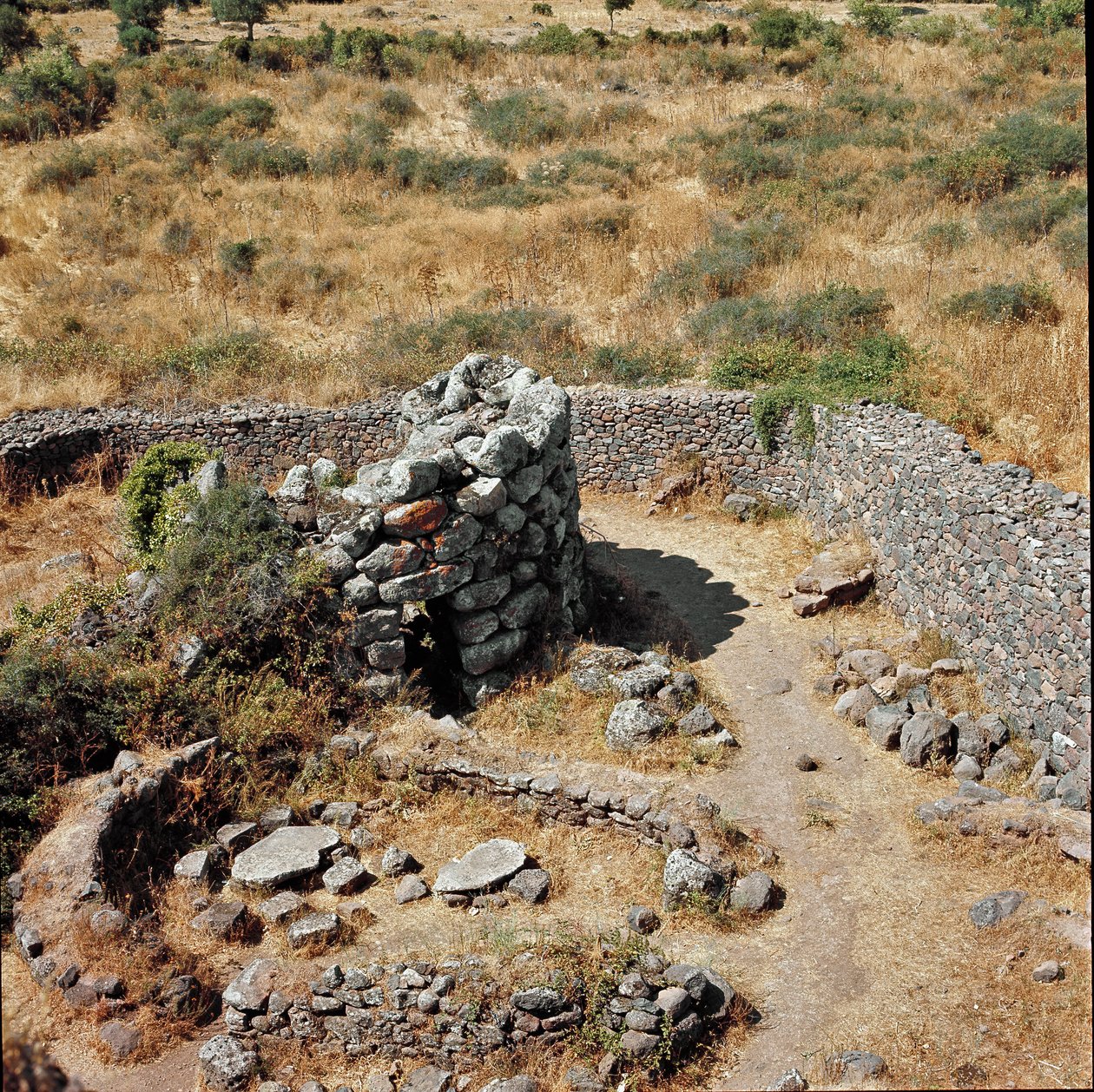 Nuraginen kulttuuri (nuraghi) Sardinia: Nuragic-kaupungin rauniot Losan megaliittialueella: yksi puolustustorneista. 15-luvulla eaa. Abbasanta Sardinia Italia tekijältä Sardinia Nuragic Civilization
