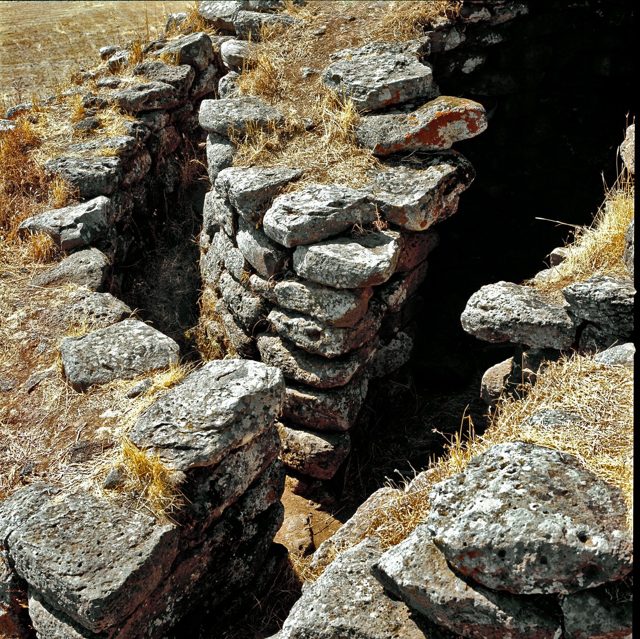 Nuraginen kulttuuri (nuraghi) Sardinia: Nuragic-kaupungin rauniot Losan megaliittialueella: yksi puolustustorneista. 15-luvulla eaa. Abbasanta Sardinia Italia tekijältä Sardinia Nuragic Civilization