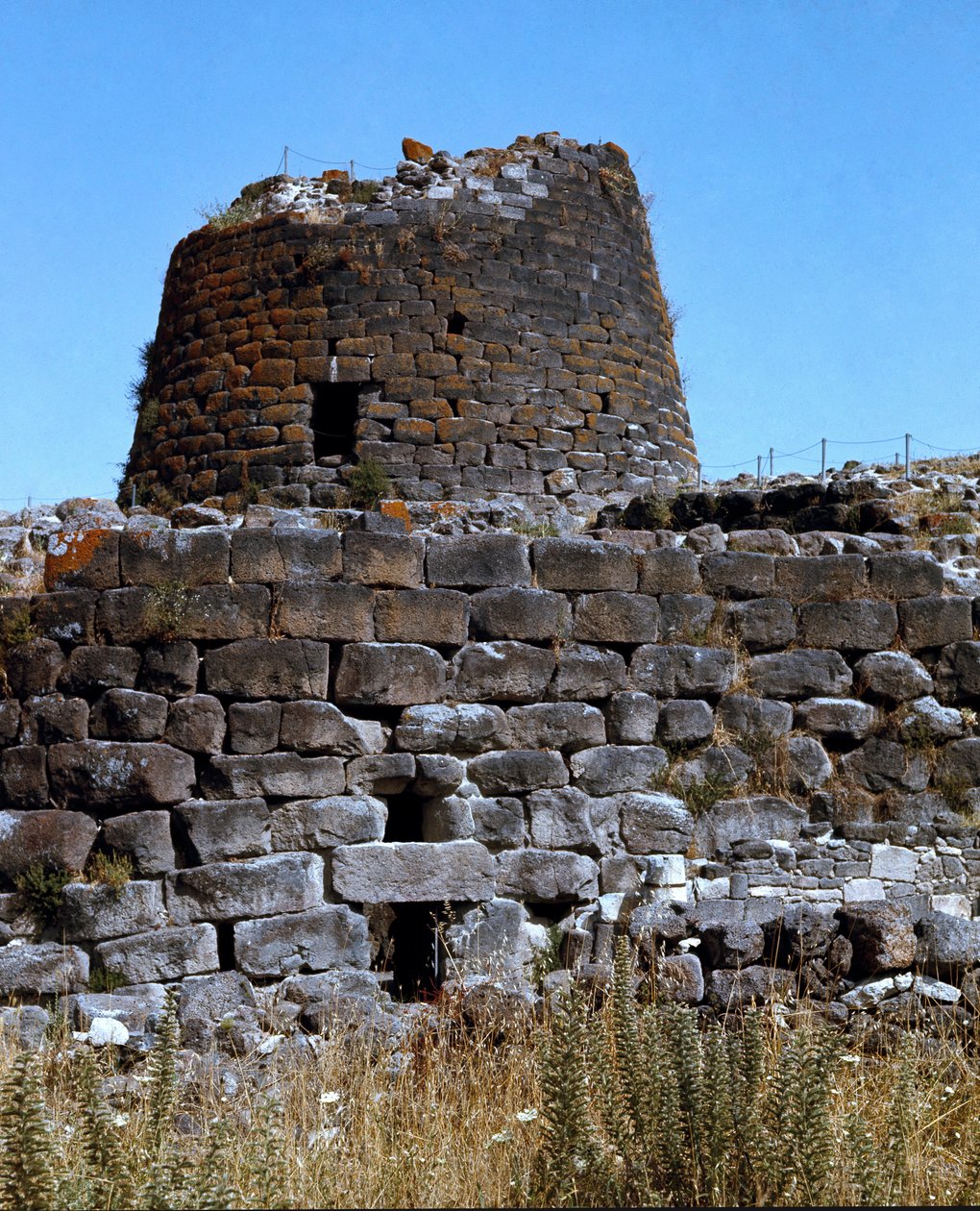 Nuraginen kulttuuri (nuraghi) Sardinia: Nuragic-kaupungin rauniot Santu Anten megaliittisella paikalla: keskustorni. 1600-1450 eaa. Torralba, Sardinia, Italia tekijältä Sardinia Nuragic Civilization