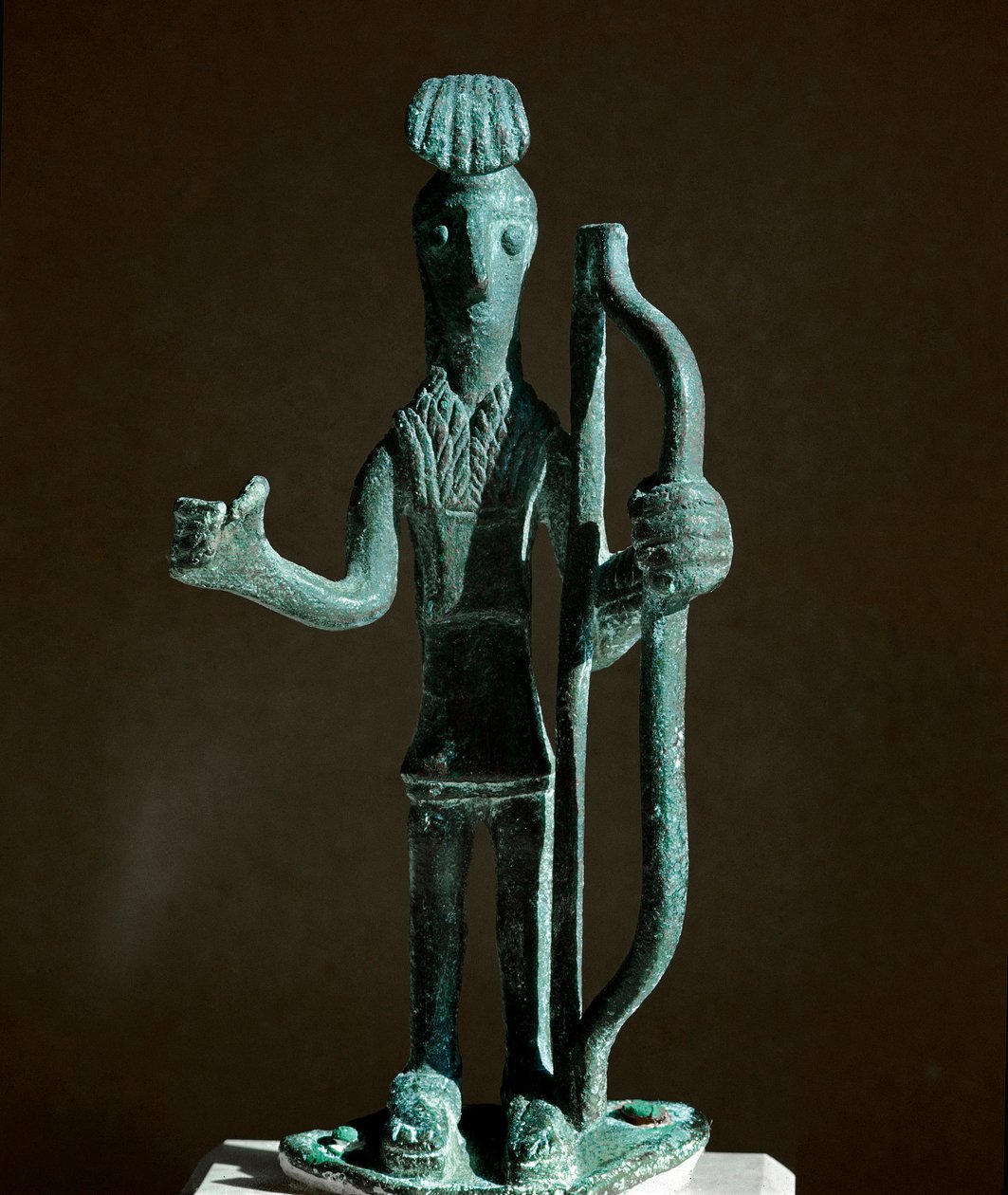 Nuraginen kulttuuri (nuraghi) Sardinia: Soturin patsas, joka vetää jousia (keihäs puuttuu), pronssinen. 8.-7. vuosisadalla eKr. Cagliari, Kansallinen arkeologinen museo, Sardinia, Italia tekijältä Sardinia Nuragic Civilization
