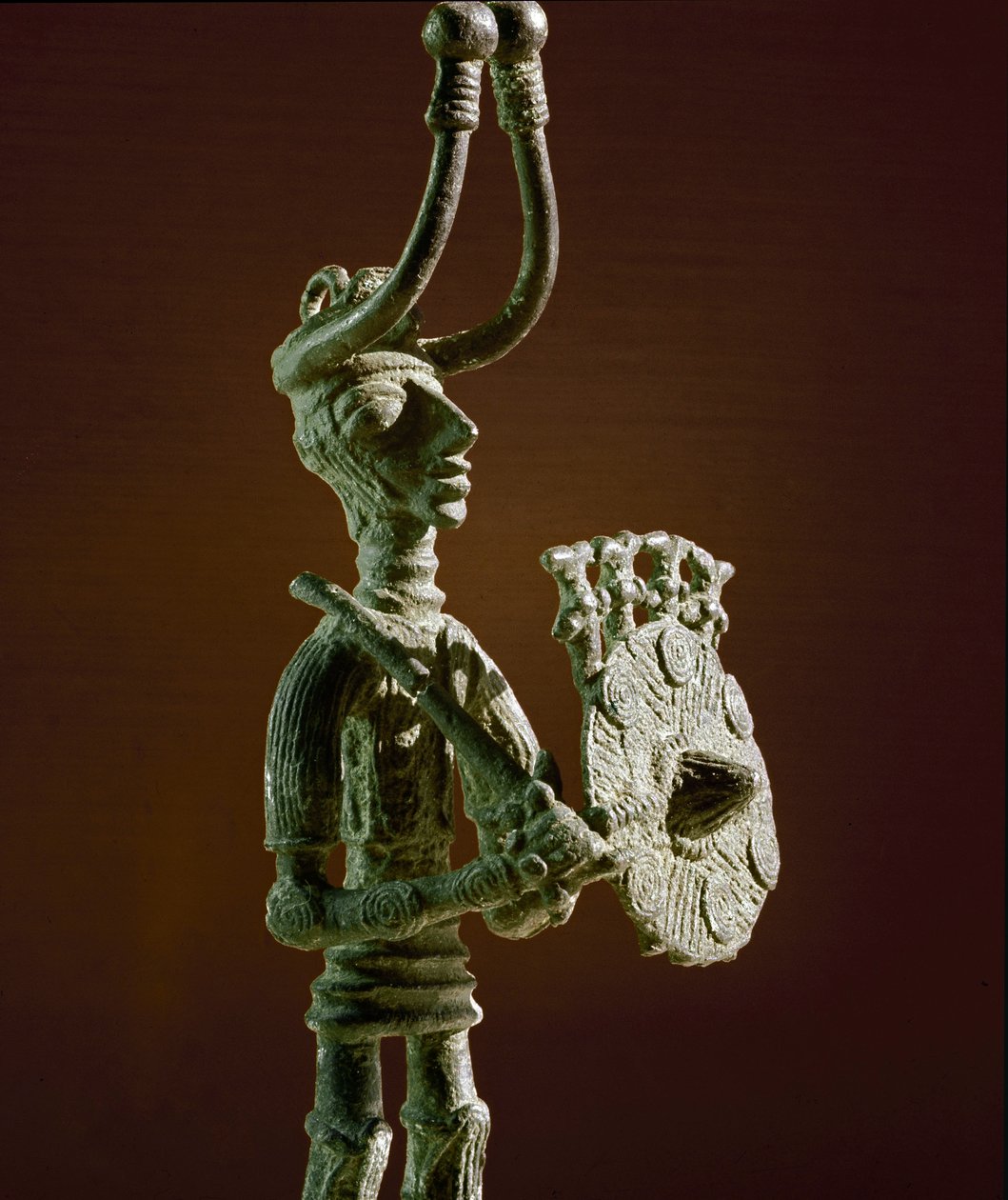 Nuraginen kulttuuri (nuraghi) Sardinia: soturin patsas kilvellä ja pronssimekalla. 8.-7. vuosisadalla eKr. Cagliari, Kansallinen arkeologinen museo, Sardinia, Italia tekijältä Sardinia Nuragic Civilization