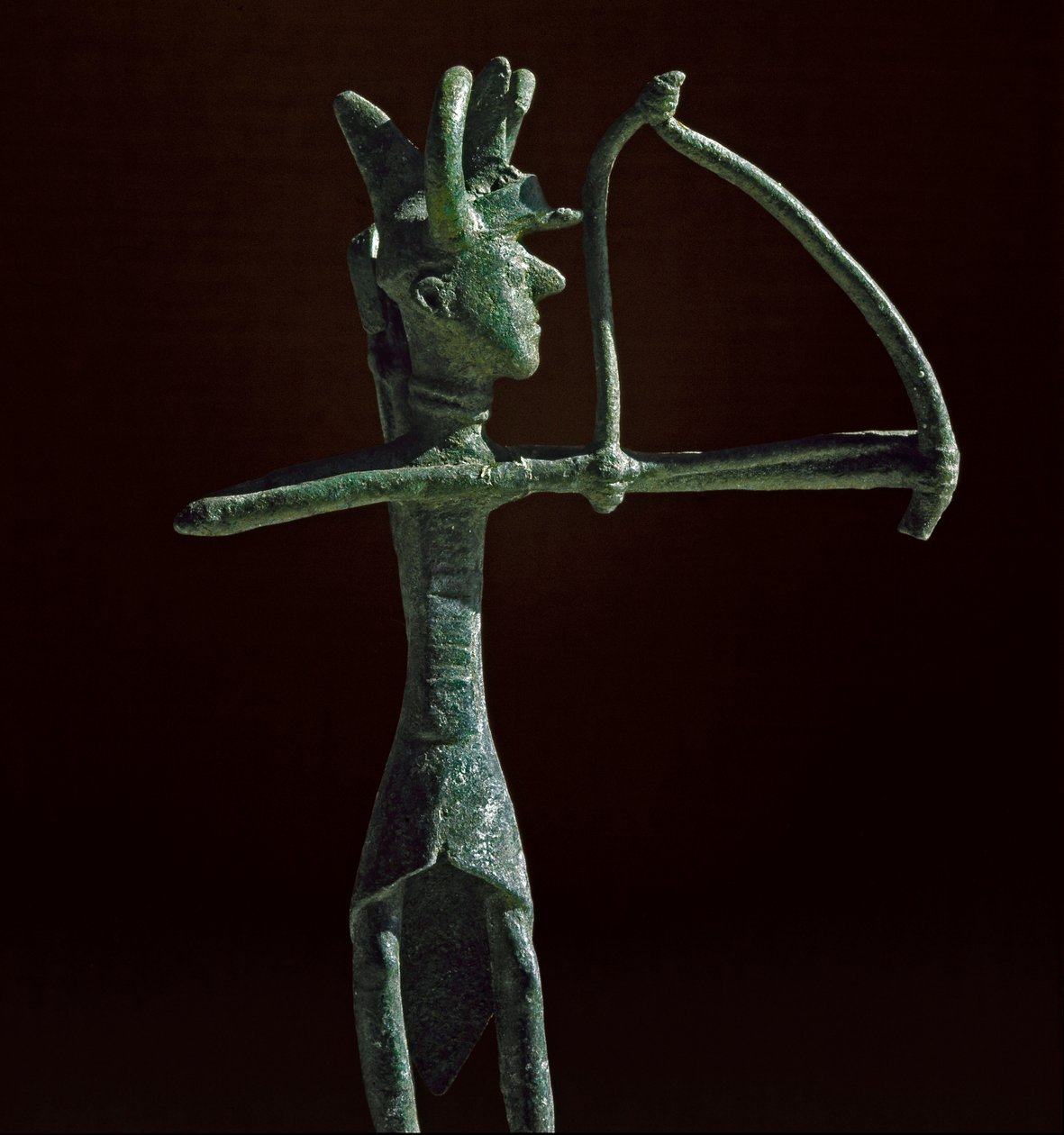 Nuraginen kulttuuri (nuraghi) Sardinia: Soturin patsas vetää pronssista jouset. 8.-7. vuosisadalla eKr. Cagliari, Kansallinen arkeologinen museo, Sardinia, Italia tekijältä Sardinia Nuragic Civilization