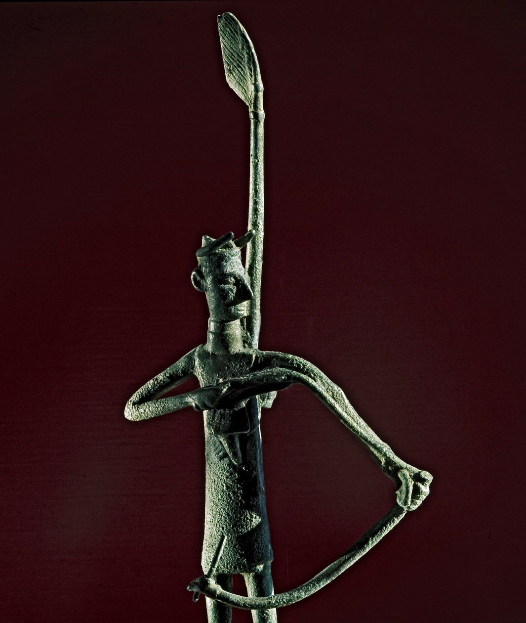 Nuraginen kulttuuri (nuraghi) Sardinia: Soturin patsas vetää pronssista jouset. 8.-7. vuosisadalla eKr. Cagliari, Kansallinen arkeologinen museo, Sardinia, Italia tekijältä Sardinia Nuragic Civilization