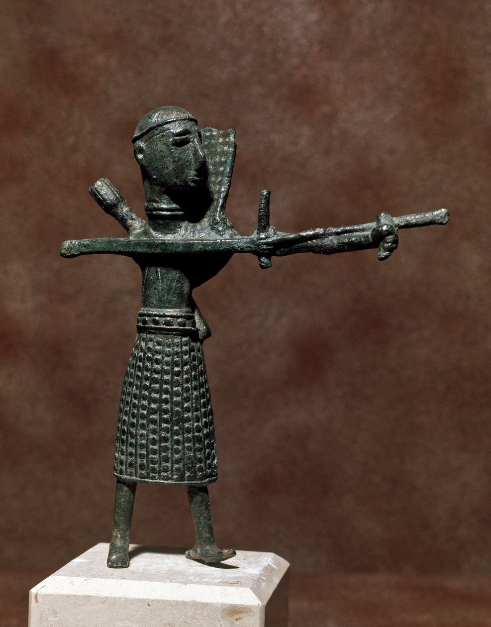 Nuraginen kulttuuri (nuraghi) Sardinia: soturin patsas, jolla on yllään itämainen pronssihame. 8.-7. vuosisadalla eKr. Cagliari, Kansallinen arkeologinen museo, Sardinia, Italia tekijältä Sardinia Nuragic Civilization