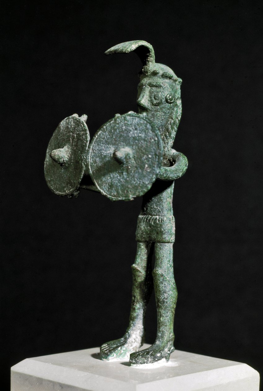 Nuraginen kulttuuri (nuraghi) Sardinia: patsas, joka esittää demonista olentoa, joka on aseistautunut pronssisella kaksoiskilvellä. 8.-7. vuosisadalla eKr. Cagliari, Kansallinen arkeologinen museo, Sardinia, Italia tekijältä Sardinia Nuragic Civilization