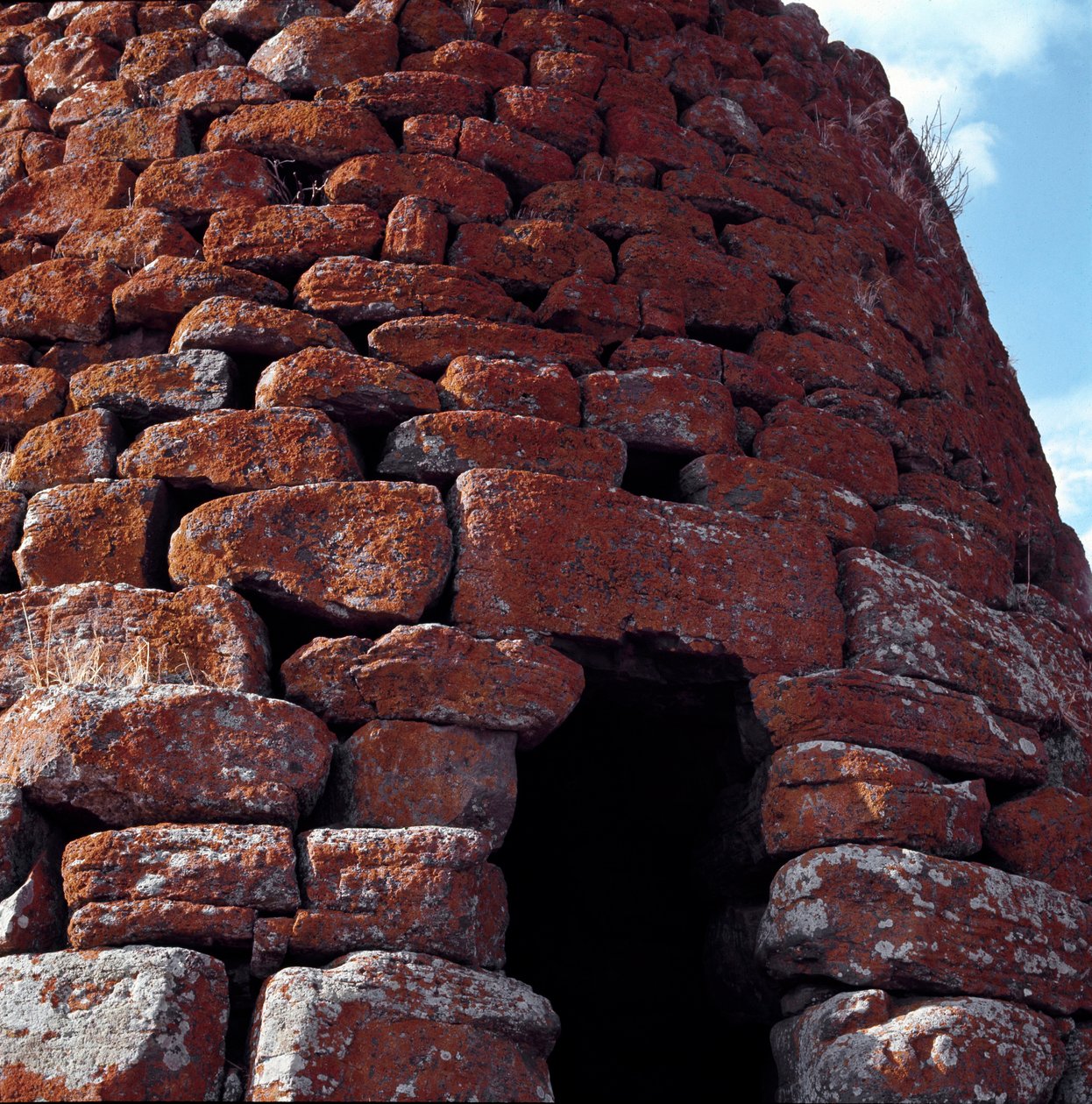Näkymä Nuraghe Montecoden (tai Monte-koodien) sisäänkäynniltä Macomerissa tekijältä Sardinia Nuragic Civilization