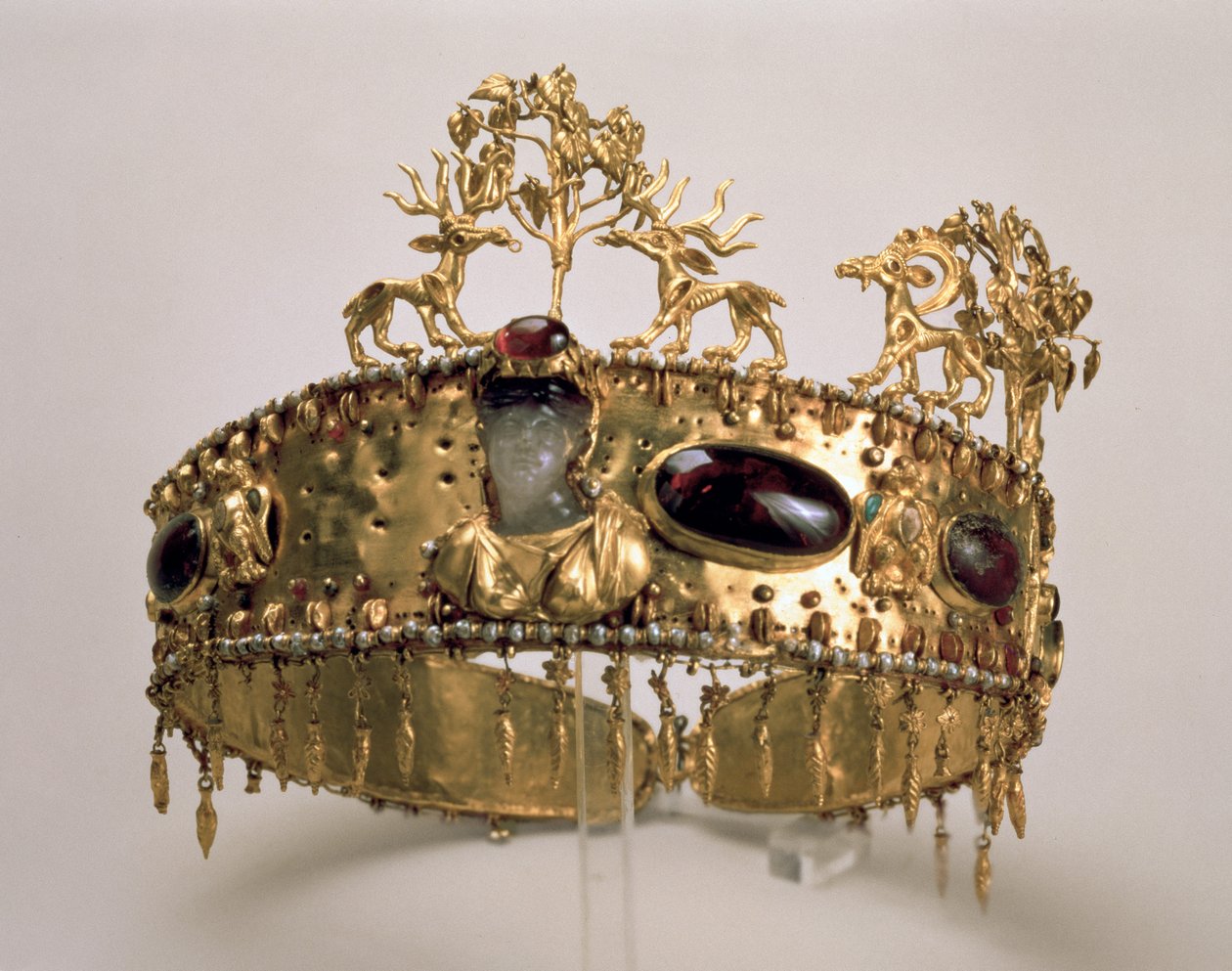 Diadem, löydetty Khoklachin hautakumpusta (kulta, turkoosi, koralli, granaatti, helmi, lasi ja ametisti) tekijältä Sarmatian