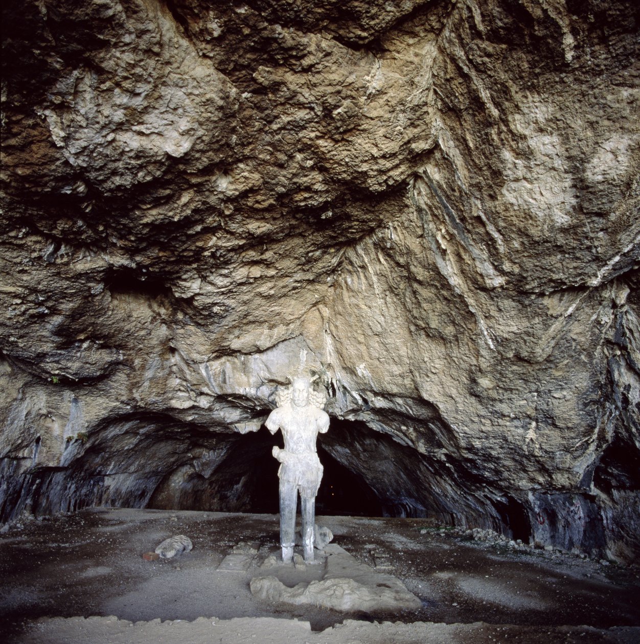 Stalagmiitista veistetty Shapur I:n (jKr. 241–70) patsas tekijältä Sasanian