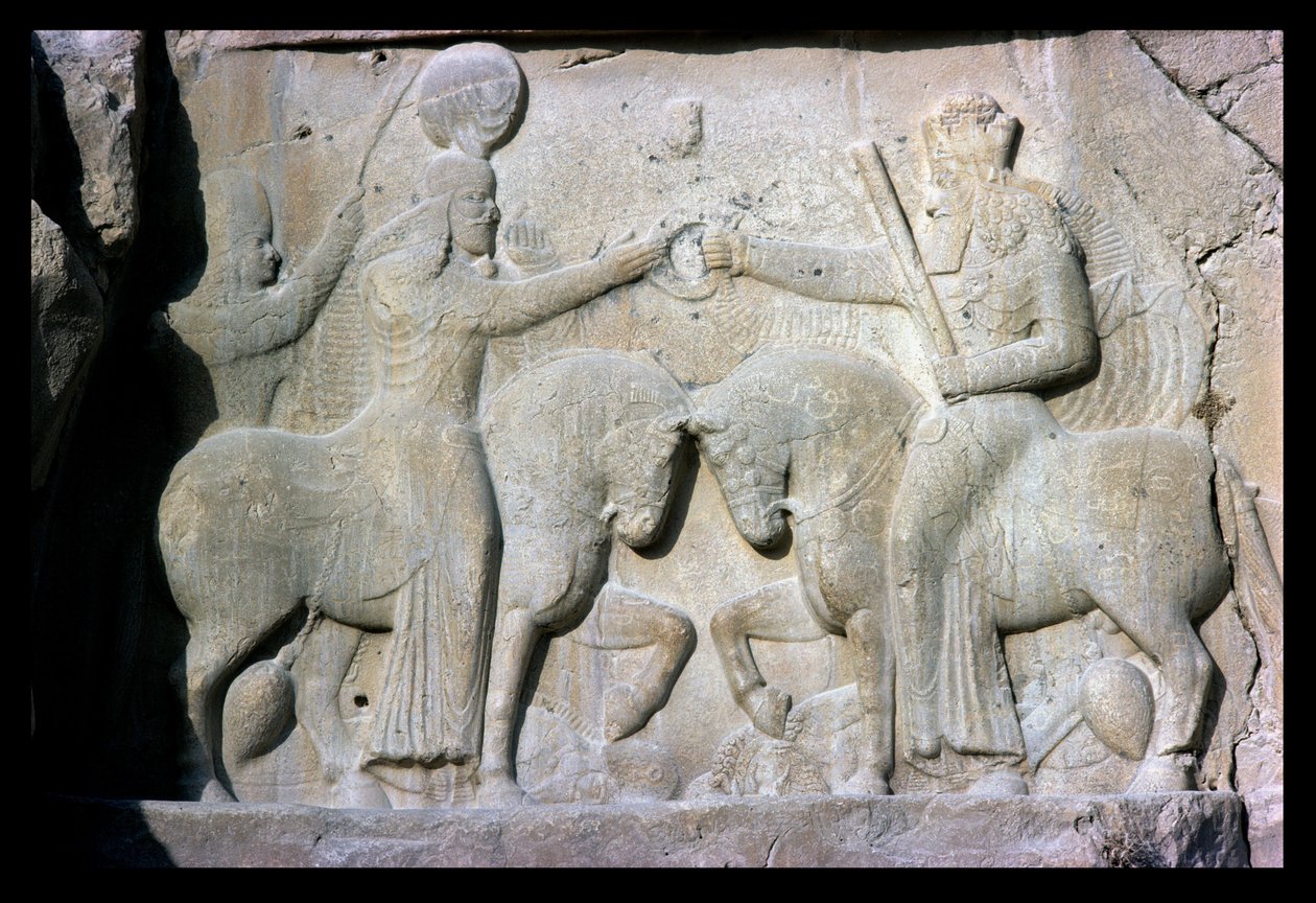 Reliefi, joka kuvaa Sassanian valtakunnan perustajan kuningas Ardashir I:n (n. 210-241) invituuria muinaisessa Persiassa (kalkkikivi) tekijältä Sasanian