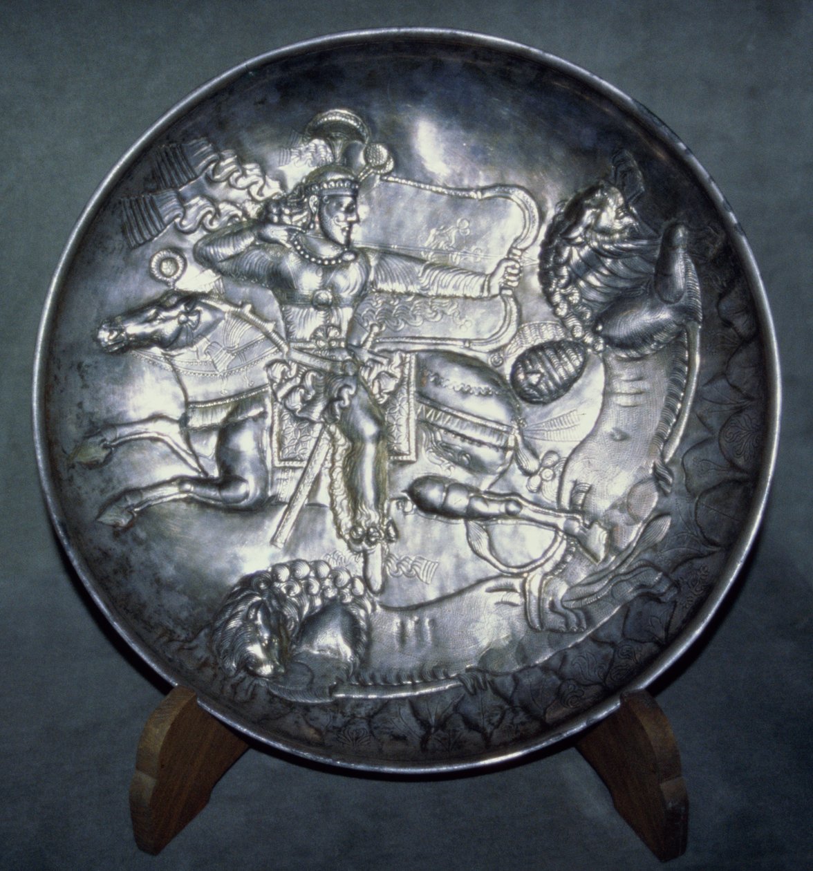 Astia, joka kuvaa kuningas Ardashir II:ta (r.379-86), Sarista, Mazandaranista, n. AD 380 (tahdettu ja leikattu hopea) tekijältä Sasanian School