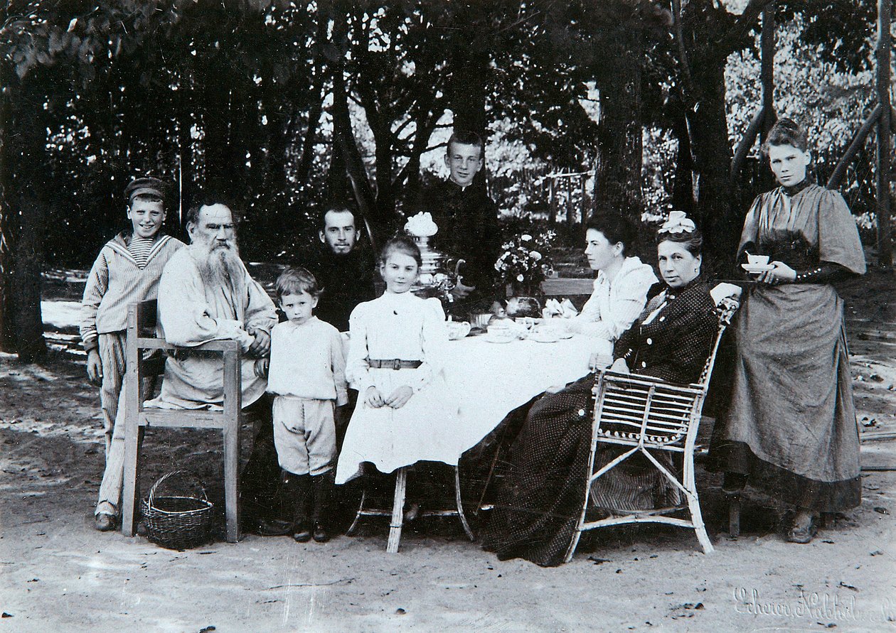 Venäläisen kirjailijan Leo Tolstoin perhe 1800-luvun lopulla tai 1900-luvun alussa. tekijältä Scherer Nabholz and Co