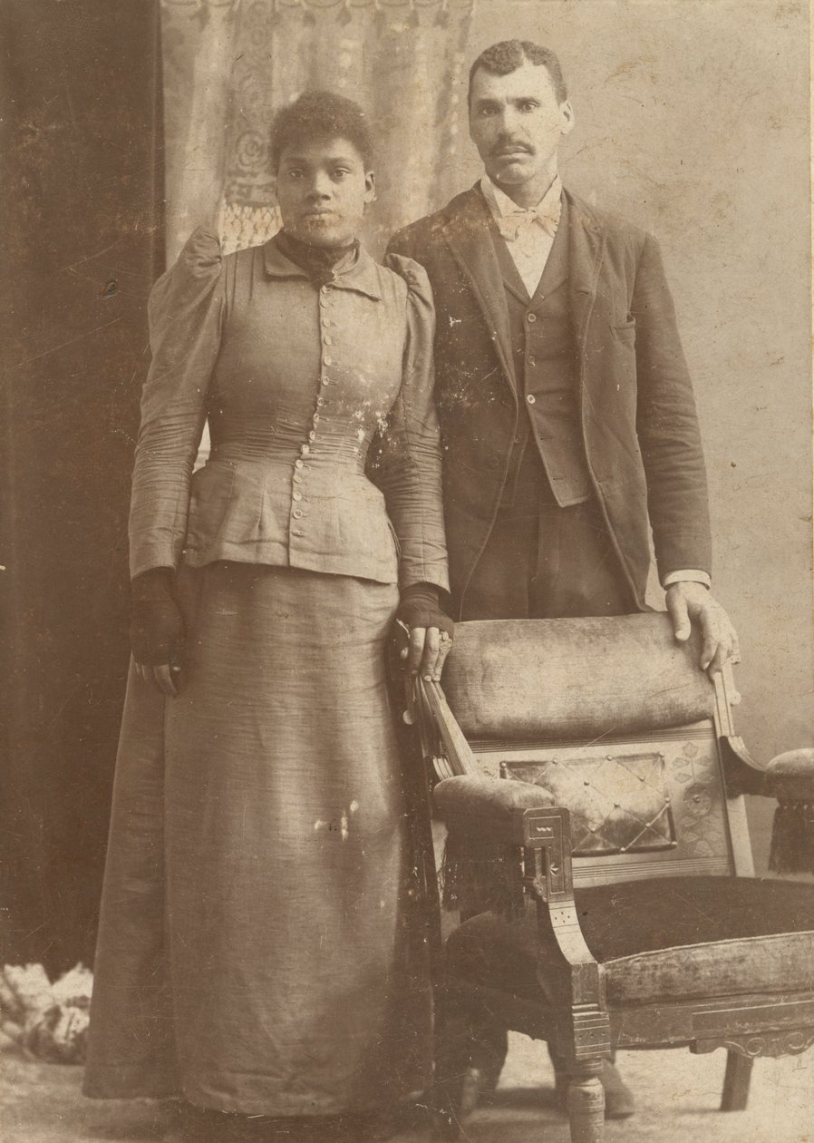 Valokuva afroamerikkalaisparista seisomassa tuolin takana, n. 1890. tekijältä Schmitz Studio