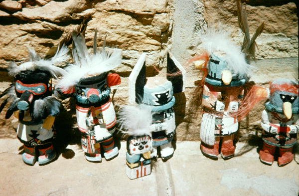 Kachina Dolls (sekoitettu media) tekijältä School American