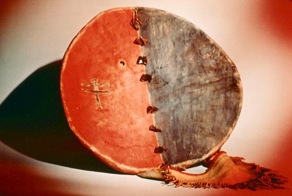War Shield, Sioux Tribe (buckskin) tekijältä School American