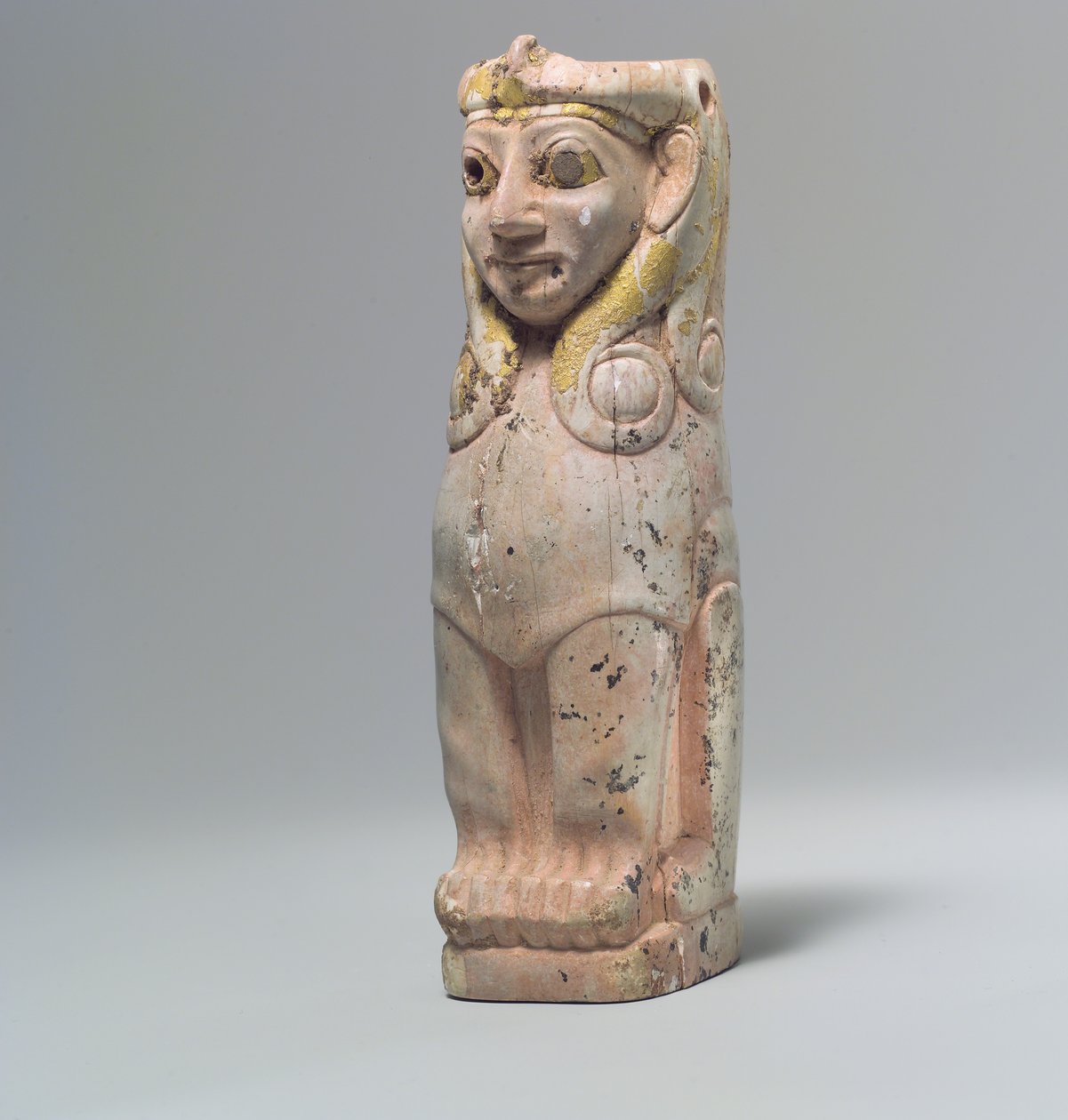 Huonekalujen tuki: Naarassfinksi Hathor-tyylisillä kiharoilla, noin 1700-luvulla eKr. (virtahevon norsunluu, kultafolio) tekijältä School Anatolian