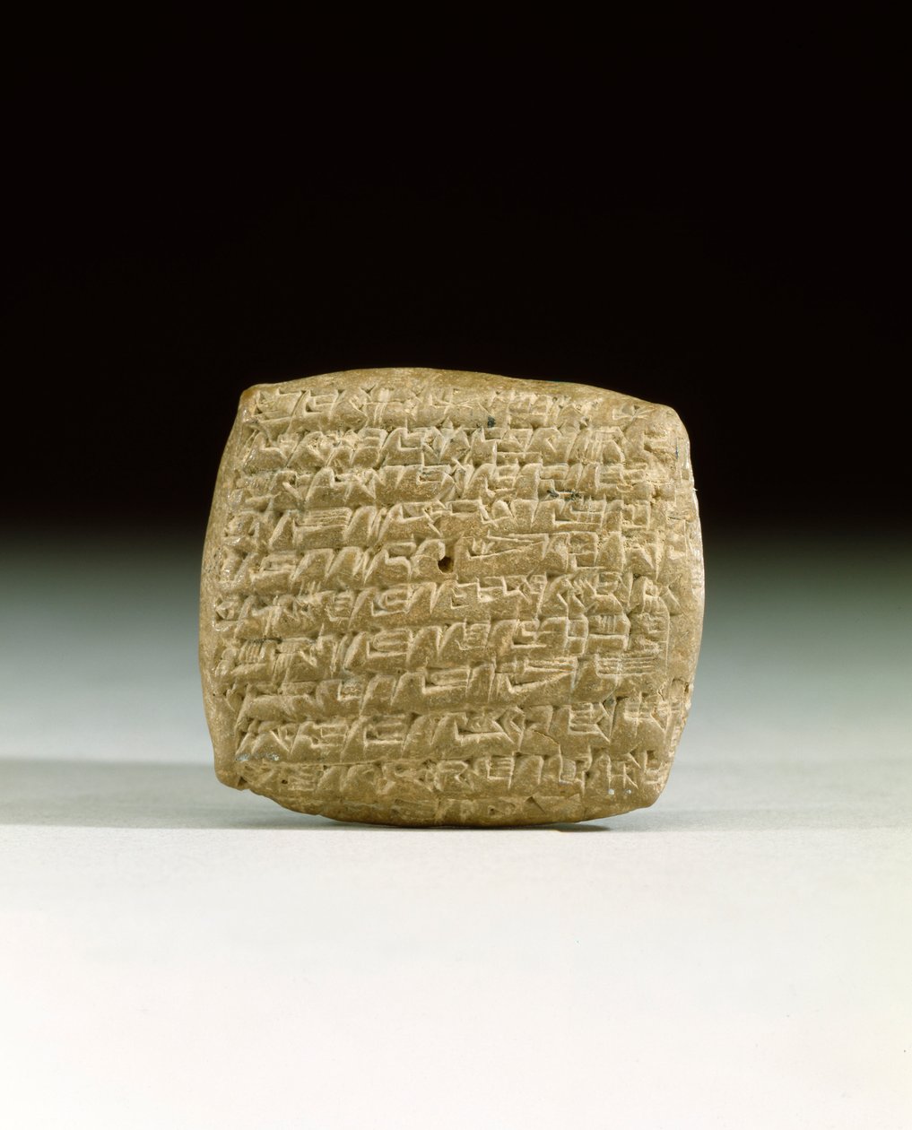 Vanha assyrialainen nuolenpäätaulu, Kappadokian Kaneshin kauppiassiirtokunnasta, joka vaatii erääntyneiden tilien maksamista, n. 1900-1800 eKr. (kivi) tekijältä School Assyrian