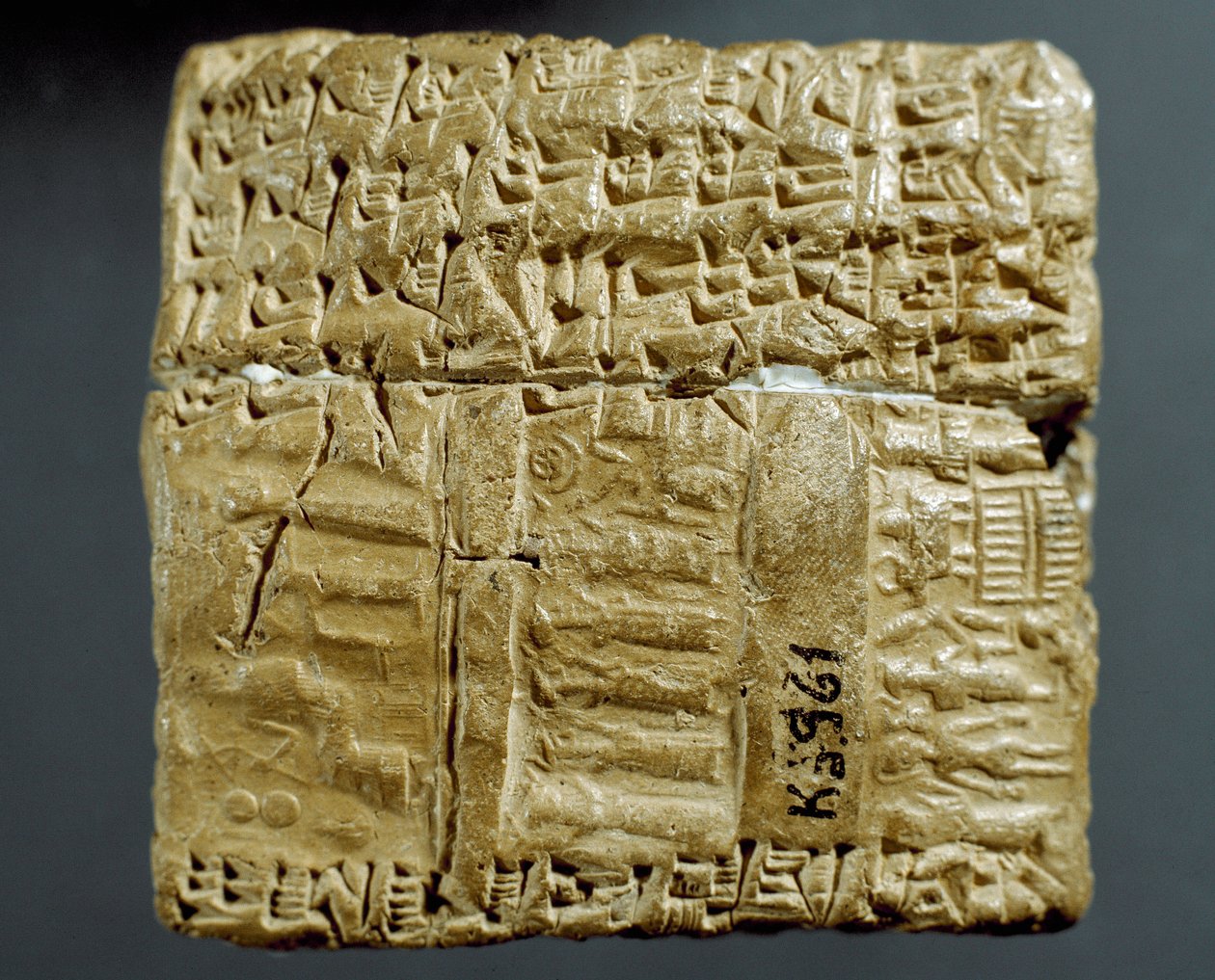 Assyrian sivilisaatio: kaiverrettu laatikko, jossa on nuolenpäämerkkejä kahden hopeakaivoksen tuotannosta. Istanbul, arkeologinen museo tekijältä School Assyrian