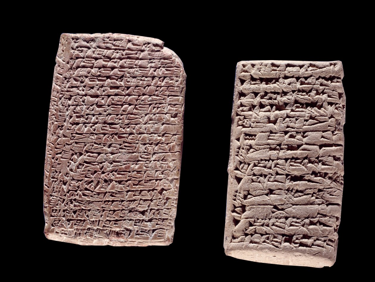 Mesopotamia: Assyrialaiset taulut (vasemmalla) kauppasopimuksesta (1800- tai 1700-luku eKr.) ja Babylonian taulut (oikealla) talon myyntisopimuksesta (1900-1600-luvulla eKr.), joihin on kaiverrettu nuolenpääkirjoitus. Pariisi, Brieux Collection tekijältä School Assyrian