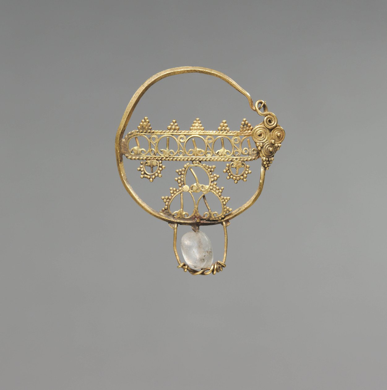 Korvakoru harjakatoksilla, varhainen bysanttilainen aika, 600-800 (kulta, vuorikristallihelmi) tekijältä School Byzantine