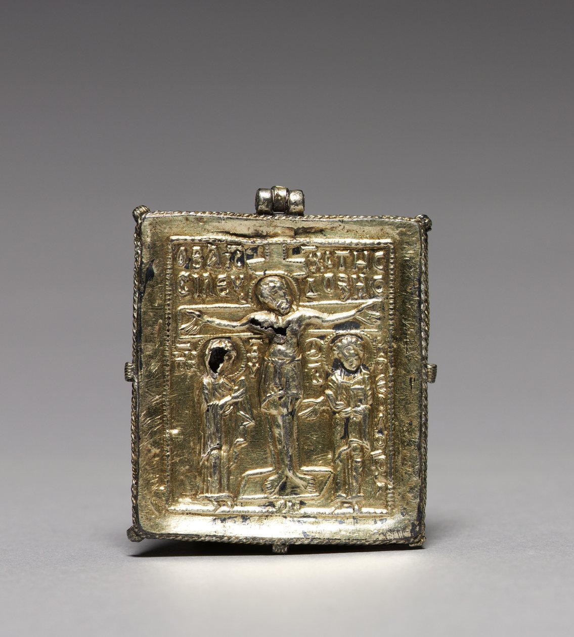 Enkolpion ja ristiinnaulitseminen (edessä) sekä pyhät Theodore ja George (takana). tekijältä School Byzantine